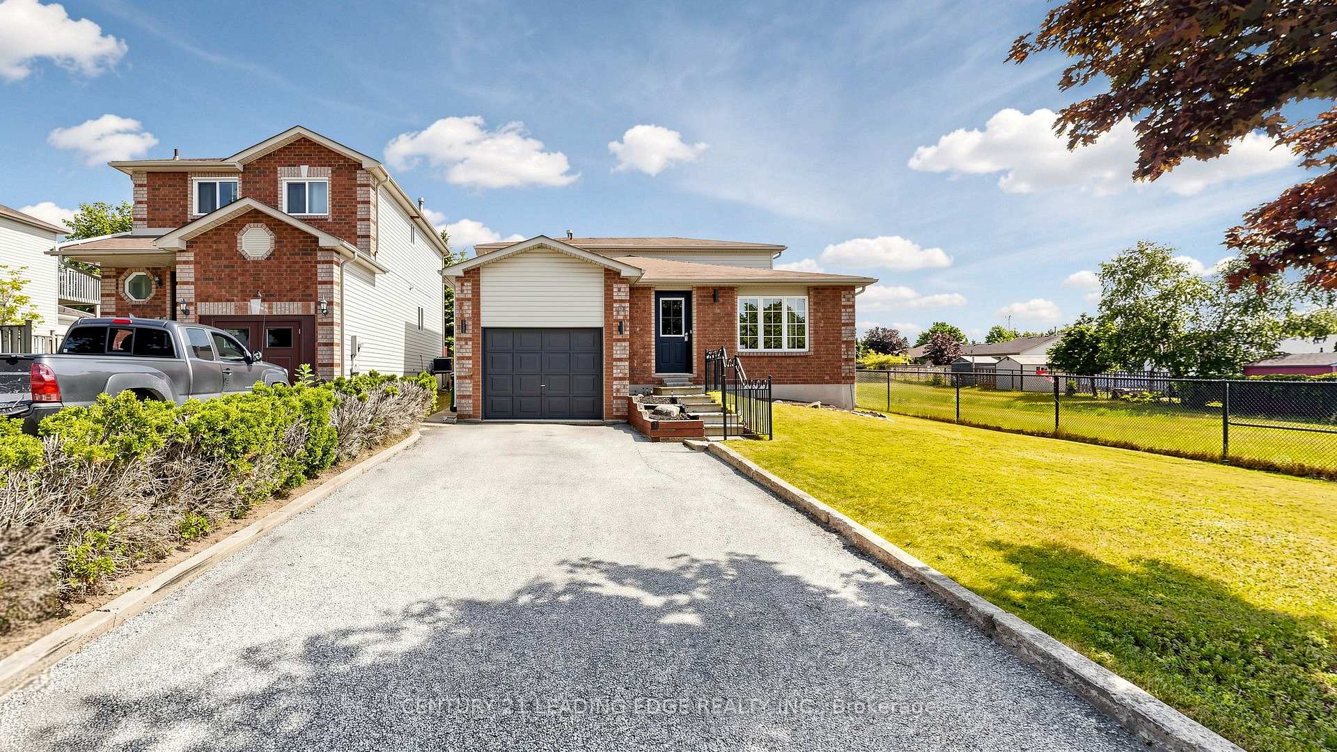 Photo 3 of 11 Lougheed Road, Barrie, Holly — HOMEH