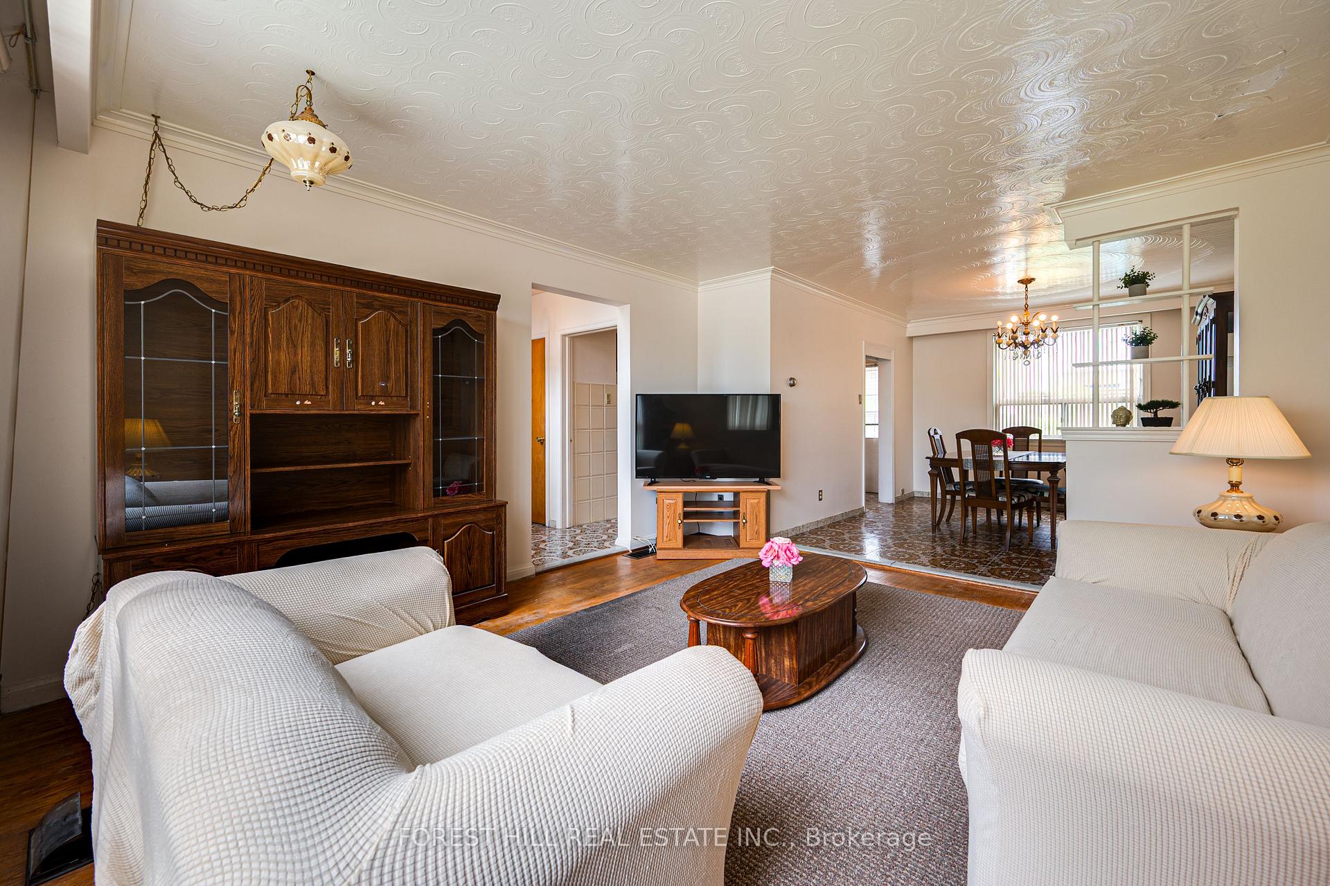 Photo 3 of 73 Talent Crescent, North York, Humbermede — HOMEH