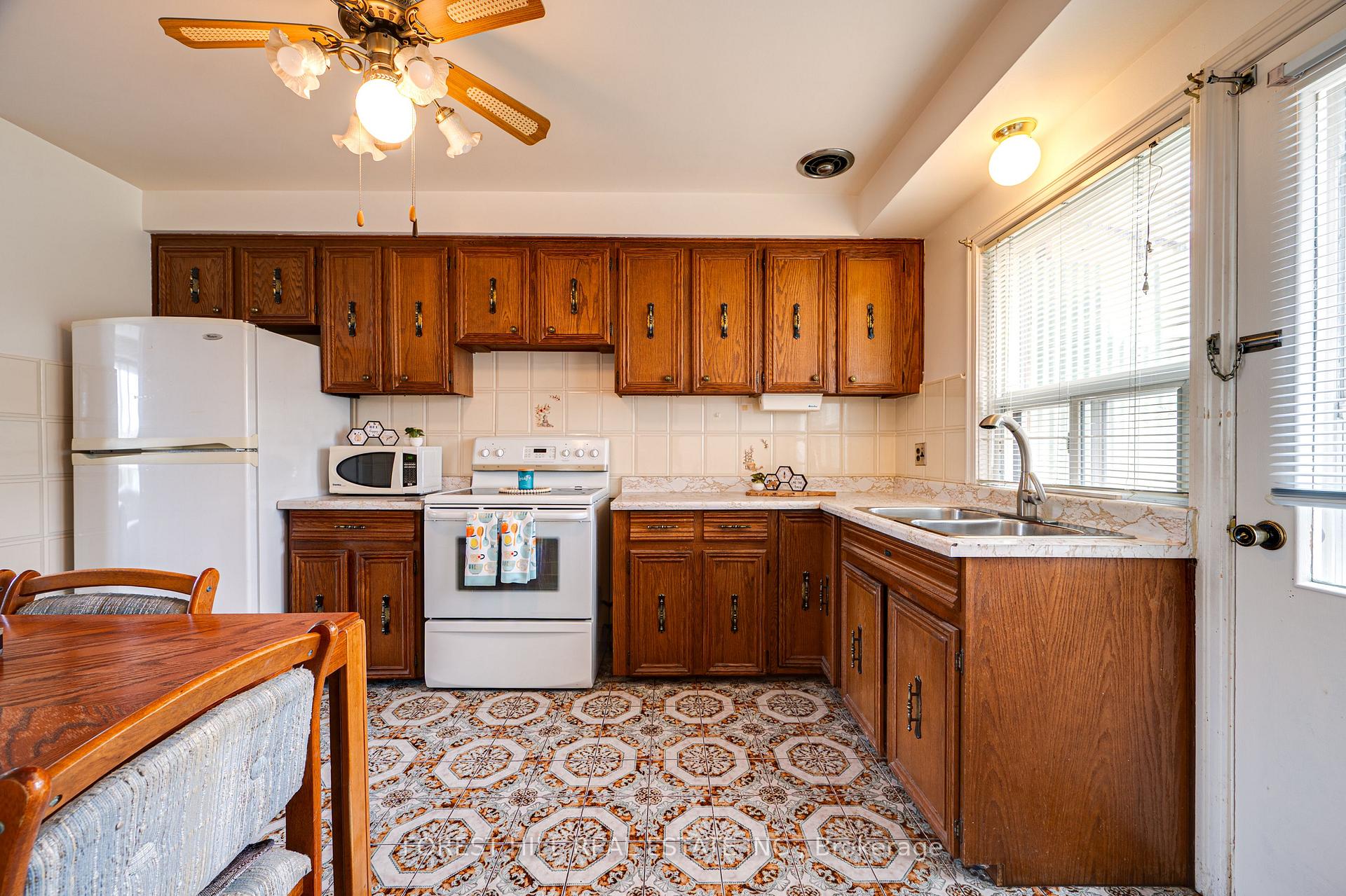 Photo 5 of 73 Talent Crescent, North York, Humbermede — HOMEH