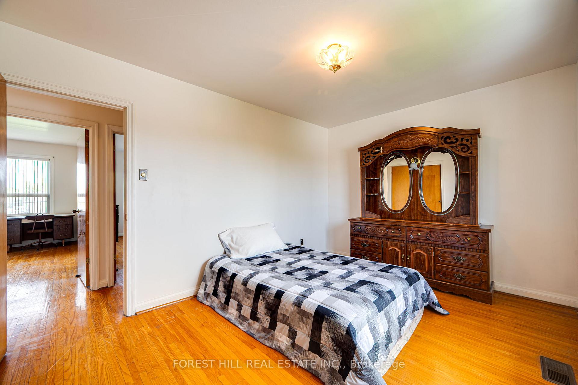Photo 11 of 73 Talent Crescent, North York, Humbermede — HOMEH