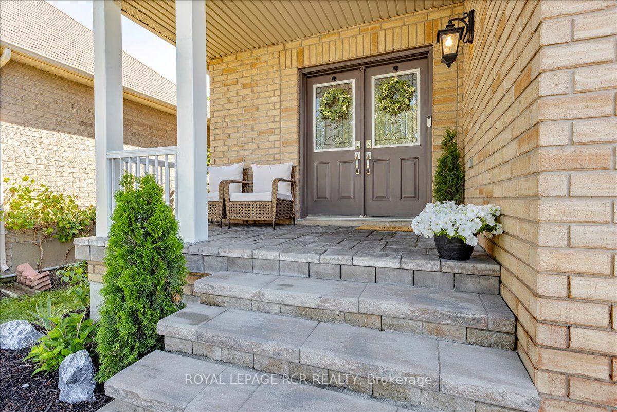 Photo 3 of 80 Versailles Crescent, Barrie, Innis-Shore — HOMEH