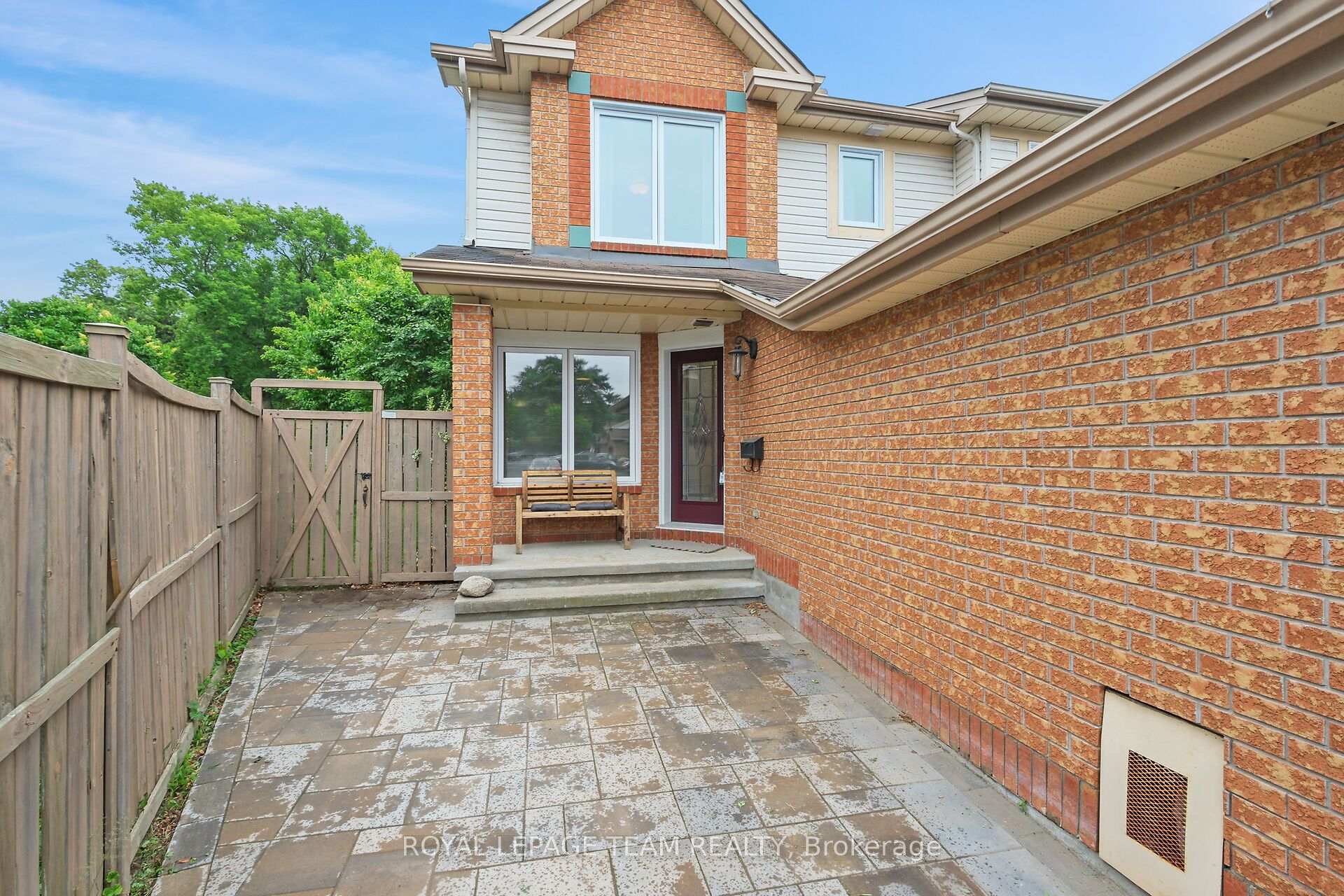 Photo 3 of 70 College Circle, Ottawa, Castle Heights — HOMEH