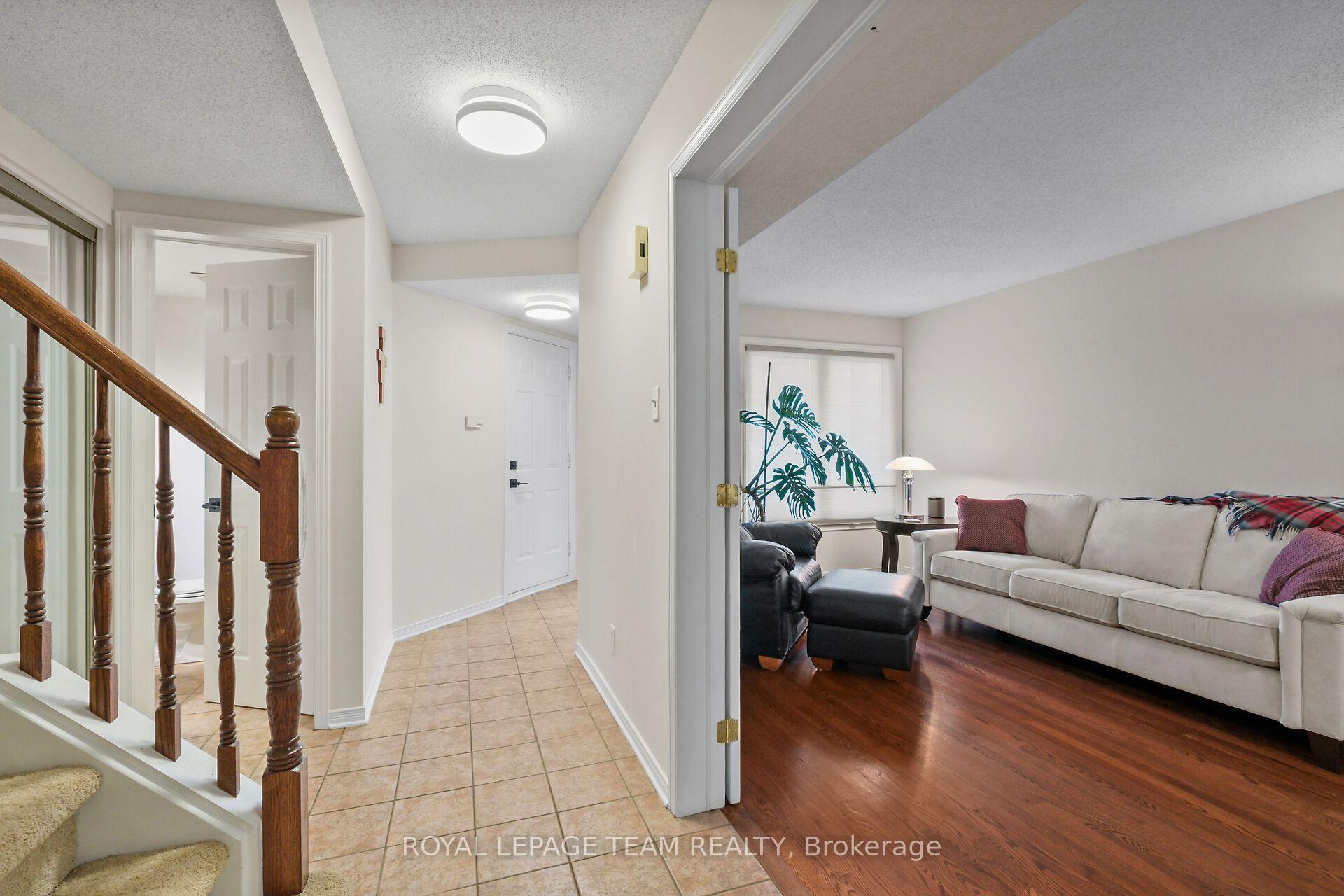 Photo 6 of 70 College Circle, Ottawa, Castle Heights — HOMEH