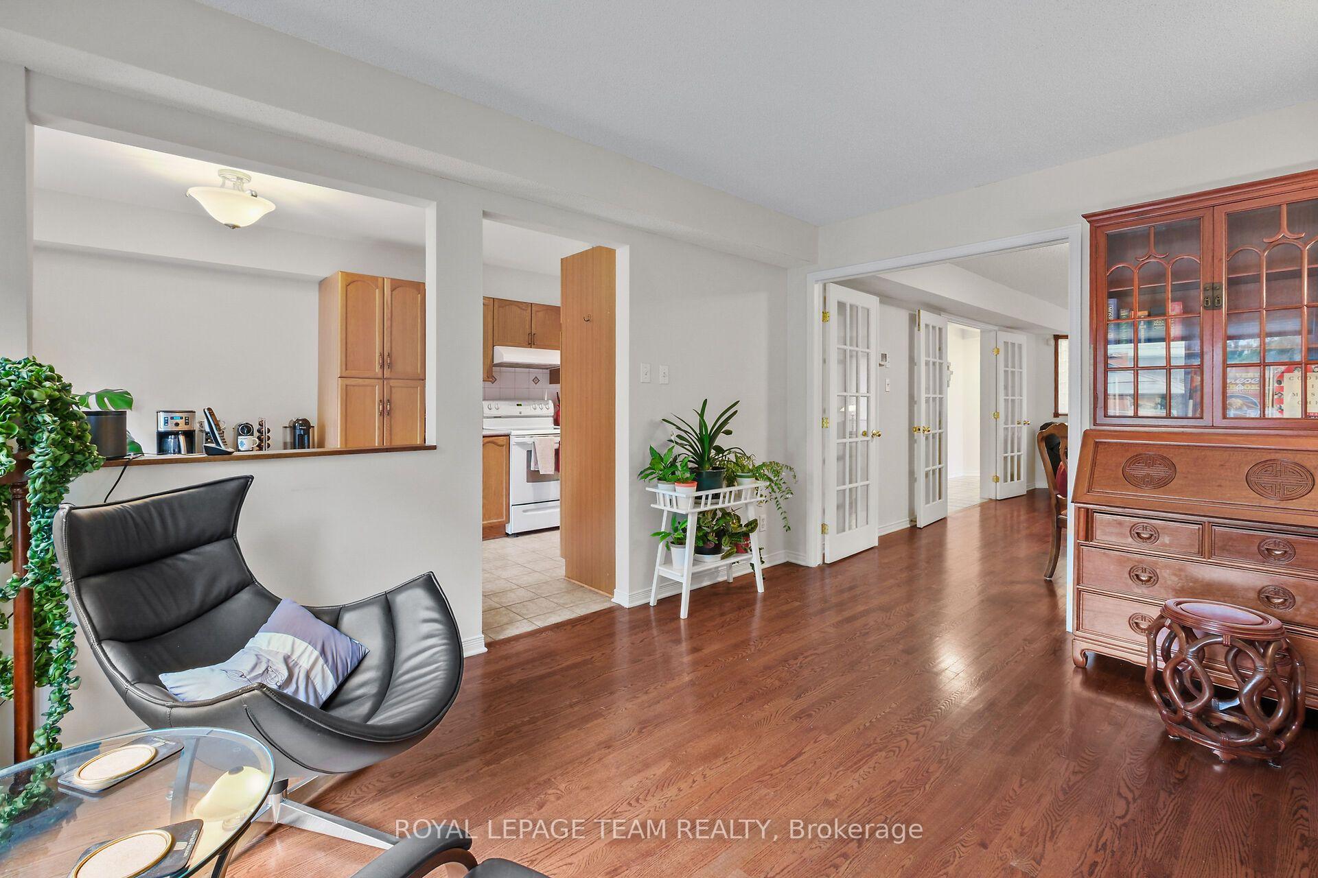 Photo 16 of 70 College Circle, Ottawa, Castle Heights — HOMEH
