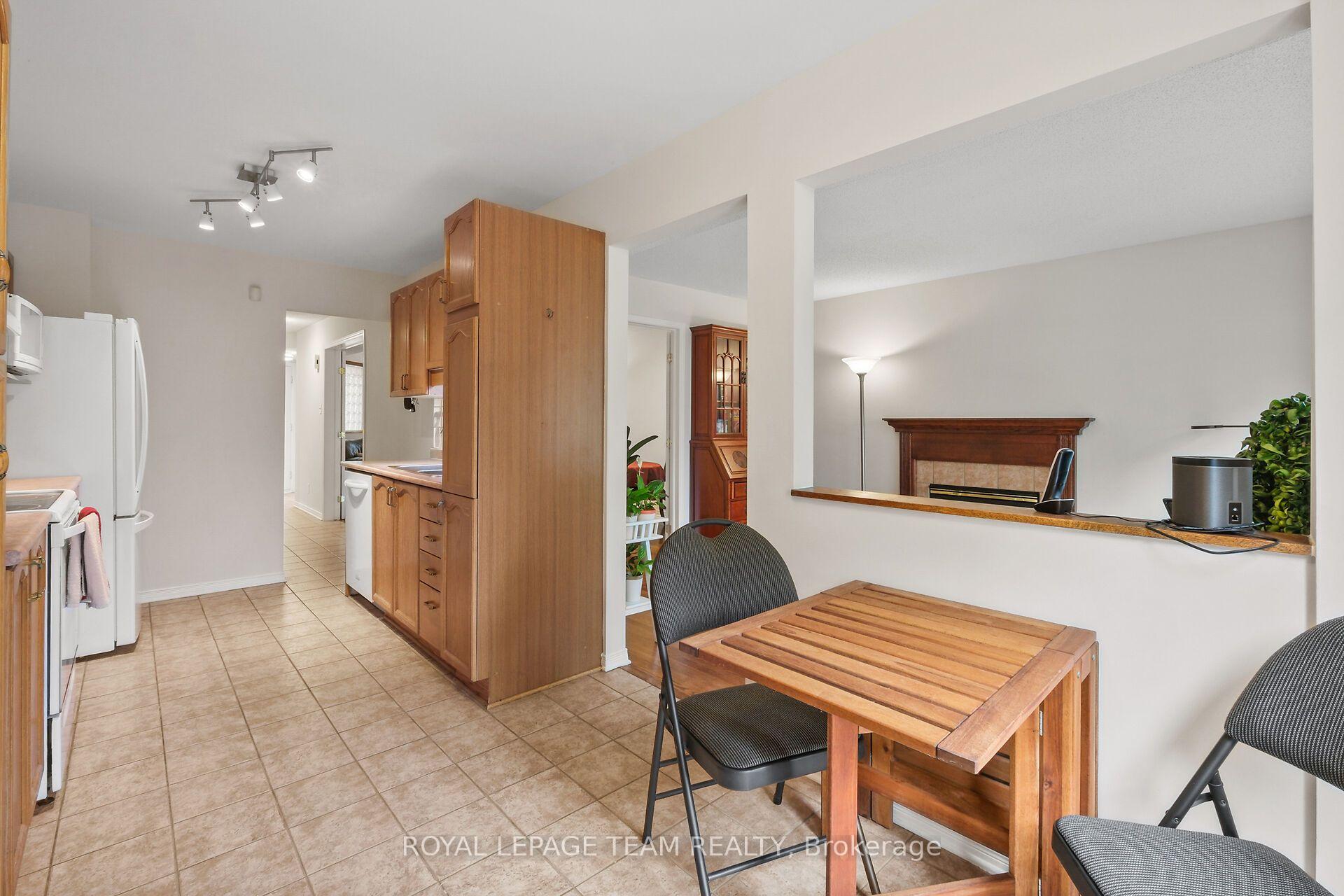 Photo 19 of 70 College Circle, Ottawa, Castle Heights — HOMEH