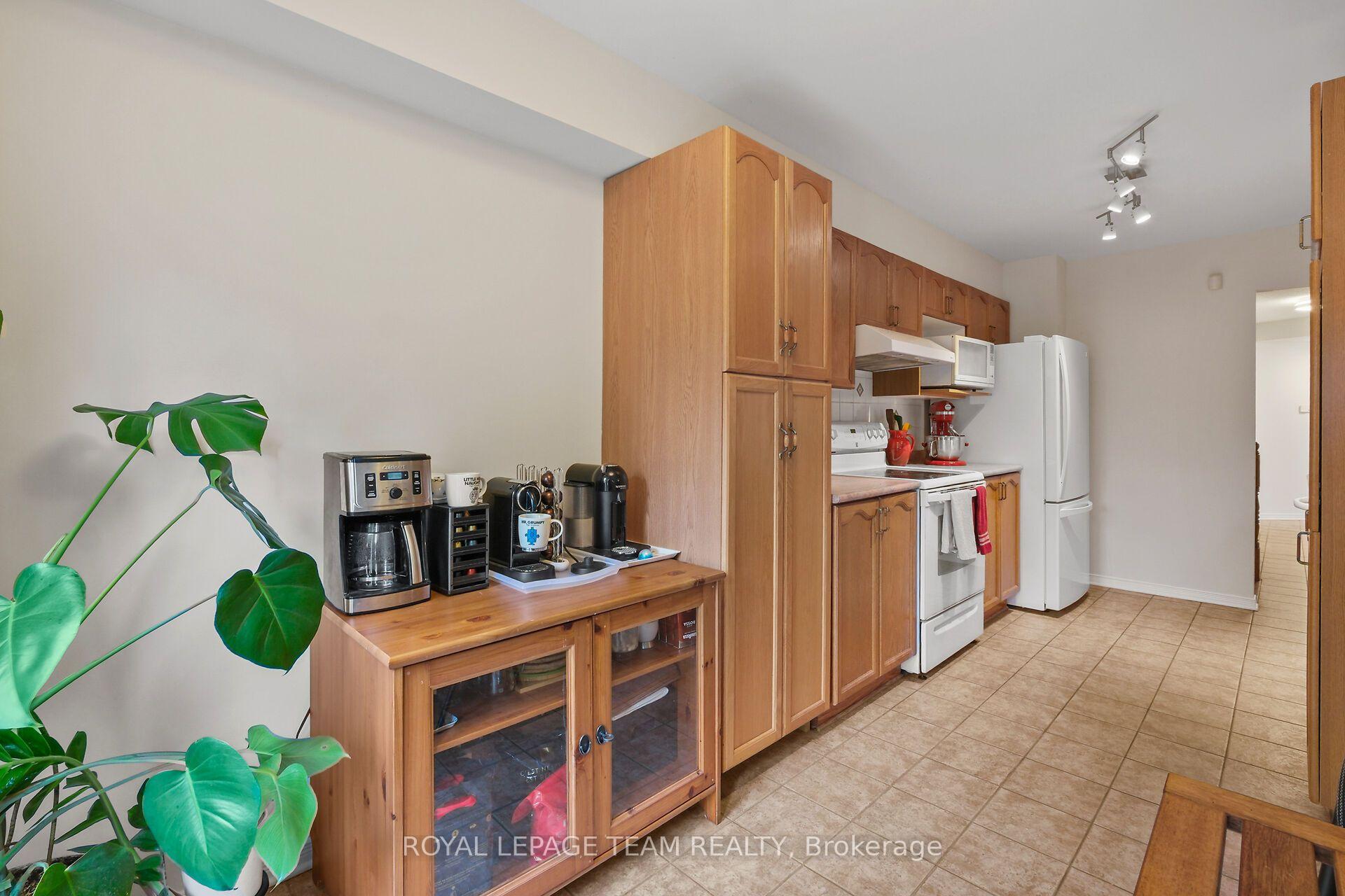 Photo 20 of 70 College Circle, Ottawa, Castle Heights — HOMEH