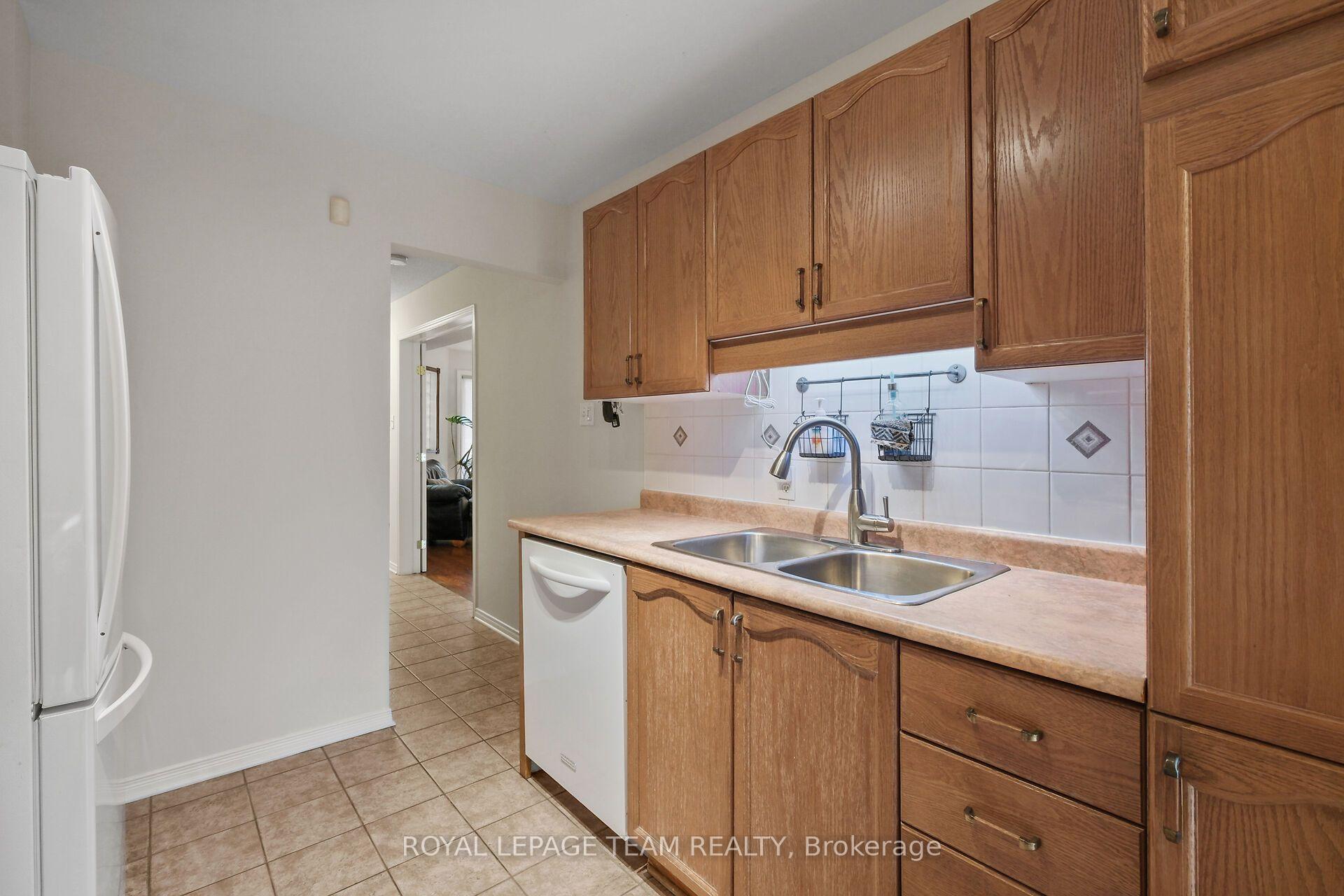 Photo 24 of 70 College Circle, Ottawa, Castle Heights — HOMEH