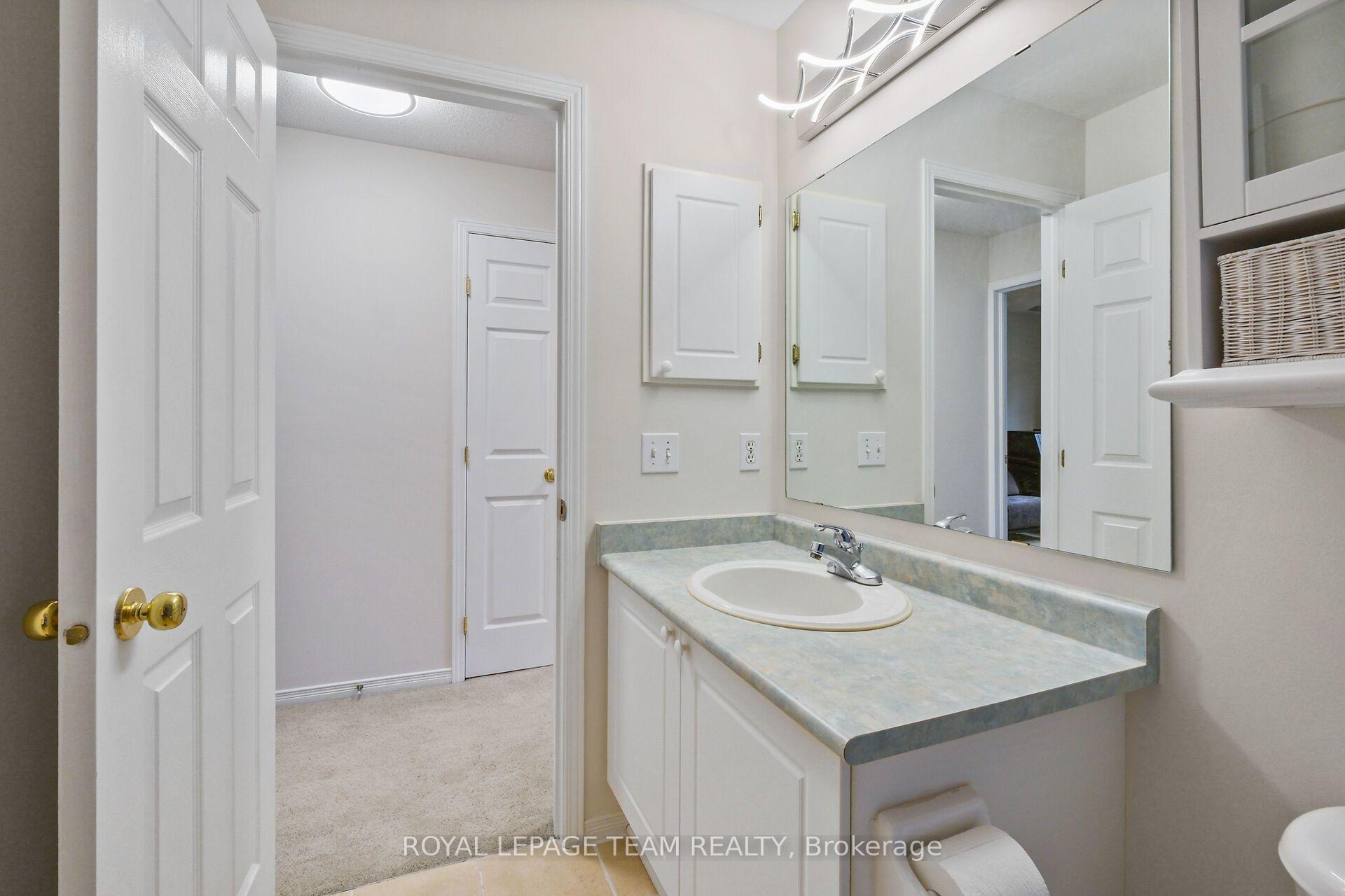 Photo 37 of 70 College Circle, Ottawa, Castle Heights — HOMEH
