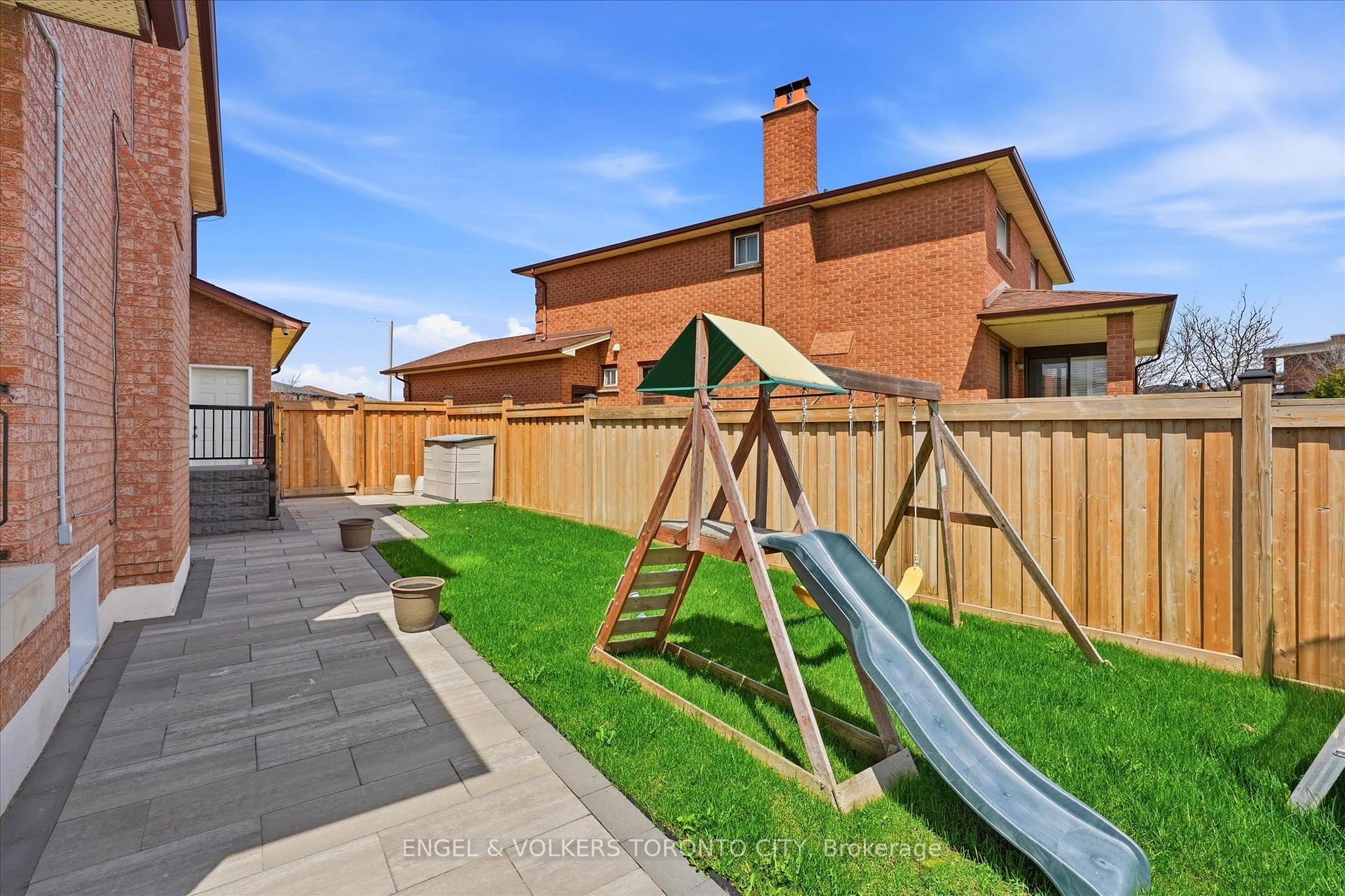 Photo 3 of 90 Gardner Place, Vaughan, Maple — HOMEH