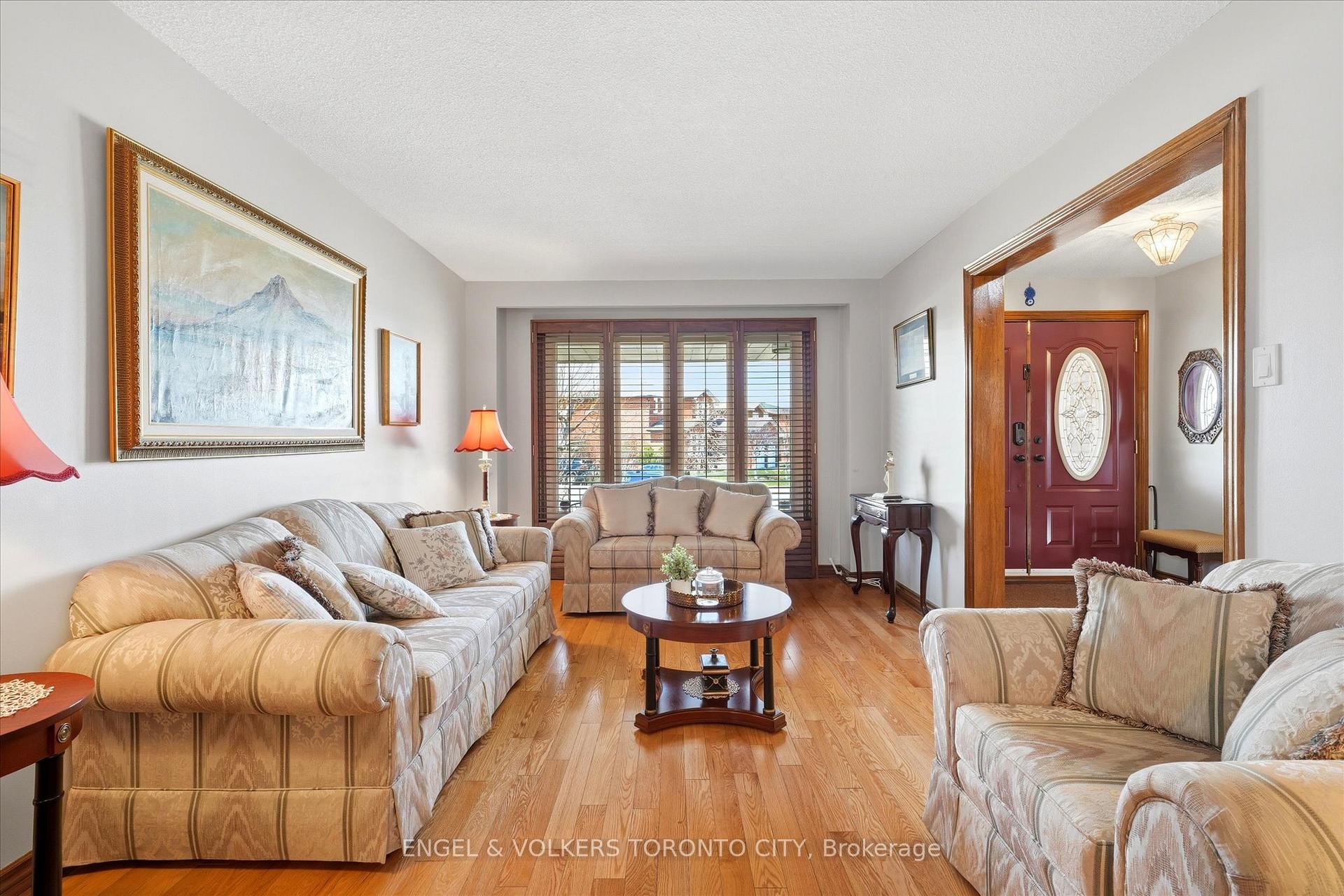 Photo 4 of 90 Gardner Place, Vaughan, Maple — HOMEH