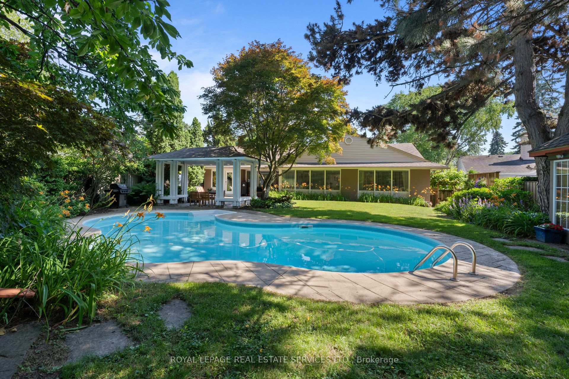 Photo 35 of 4 Prince George Drive, Etobicoke, Princess-Rosethorn — HOMEH