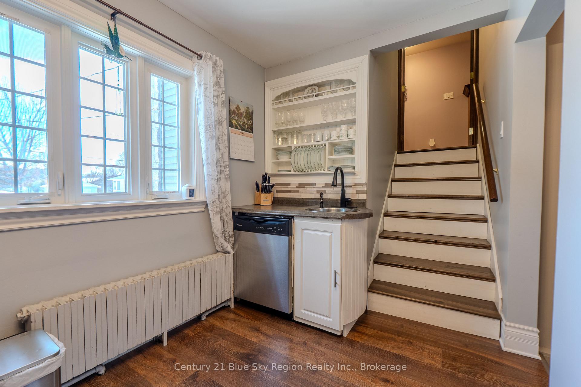 Photo 11 of 137 Whitney Avenue, North Bay, Ferris — HOMEH