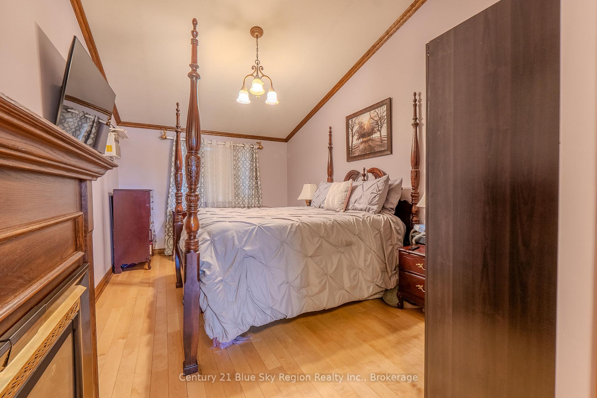 Photo 14 of 137 Whitney Avenue, North Bay, Ferris — HOMEH