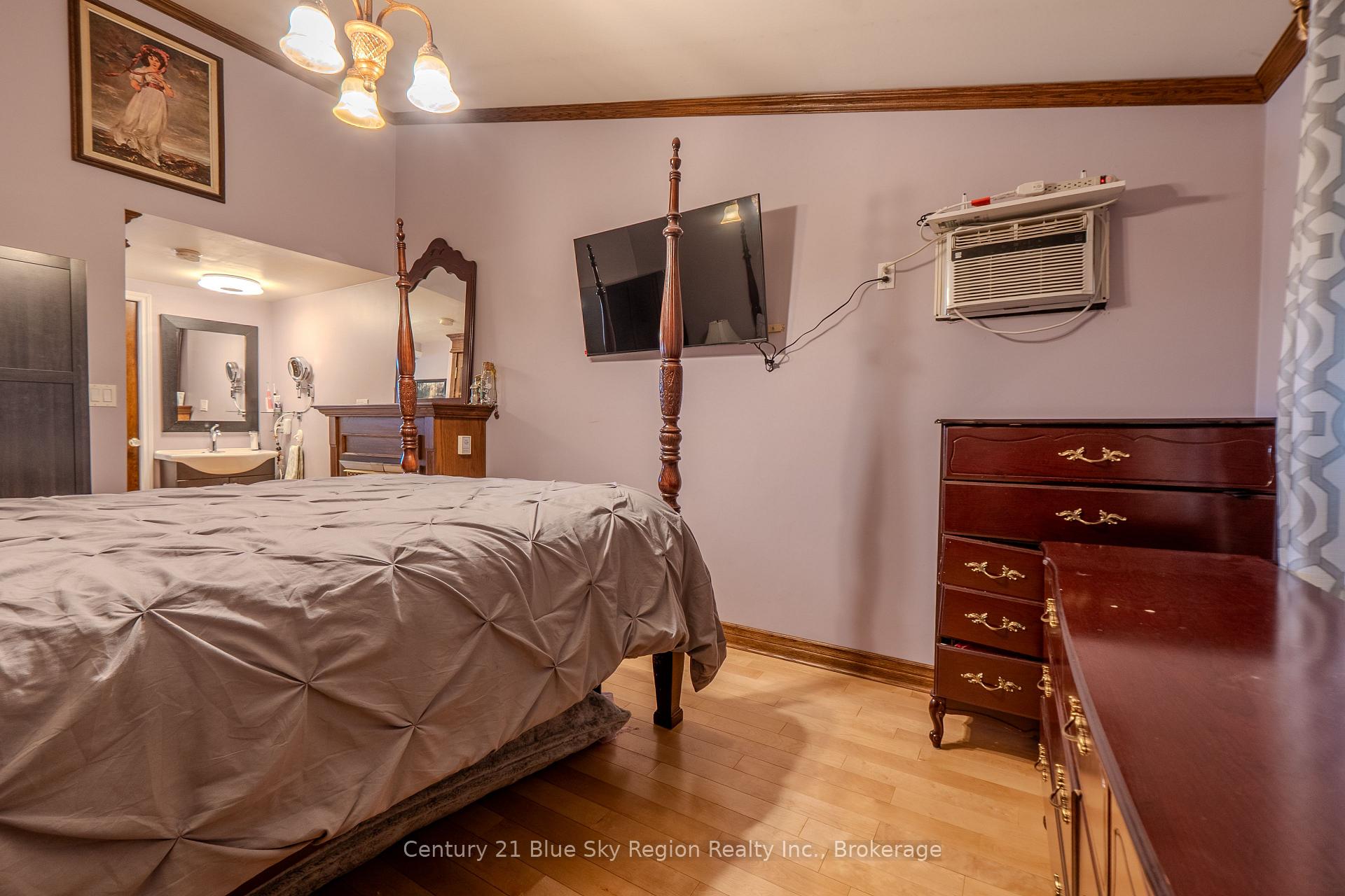 Photo 15 of 137 Whitney Avenue, North Bay, Ferris — HOMEH