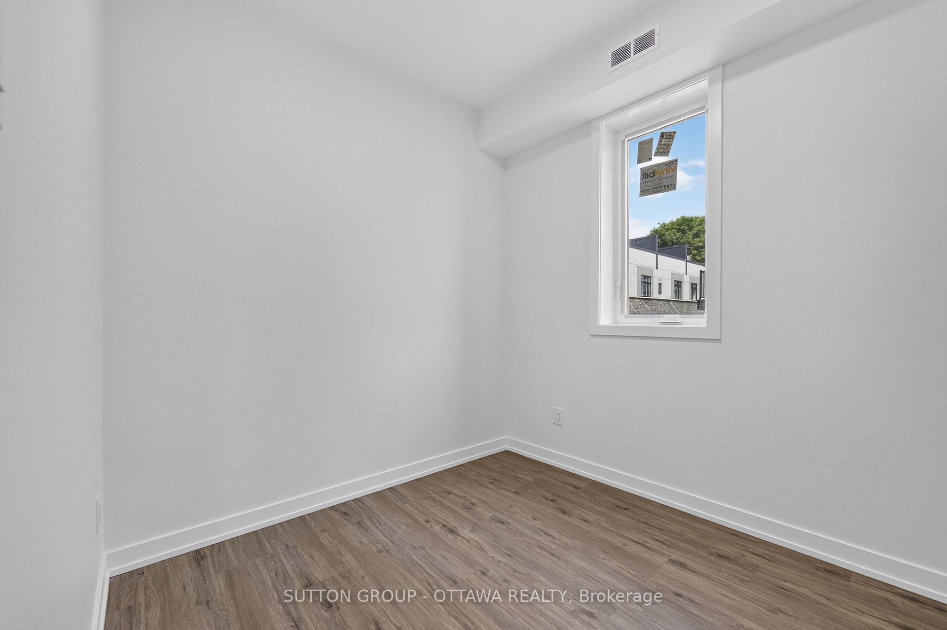 Photo 10 of 944 Woodroffe Avenue, Ottawa, Britannia Heights — HOMEH