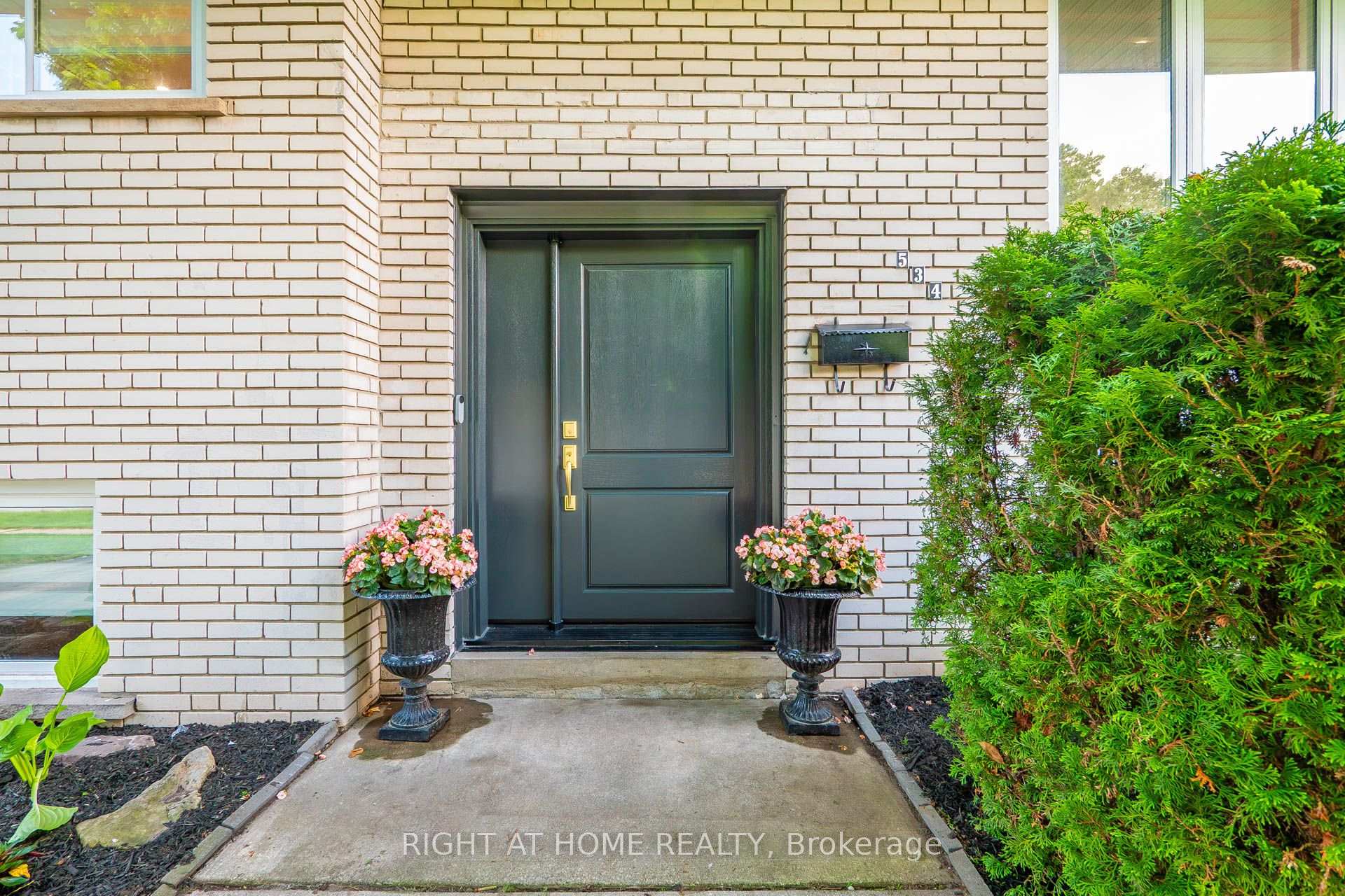 Photo 3 of 534 Rosedale Crescent, Burlington, Roseland — HOMEH