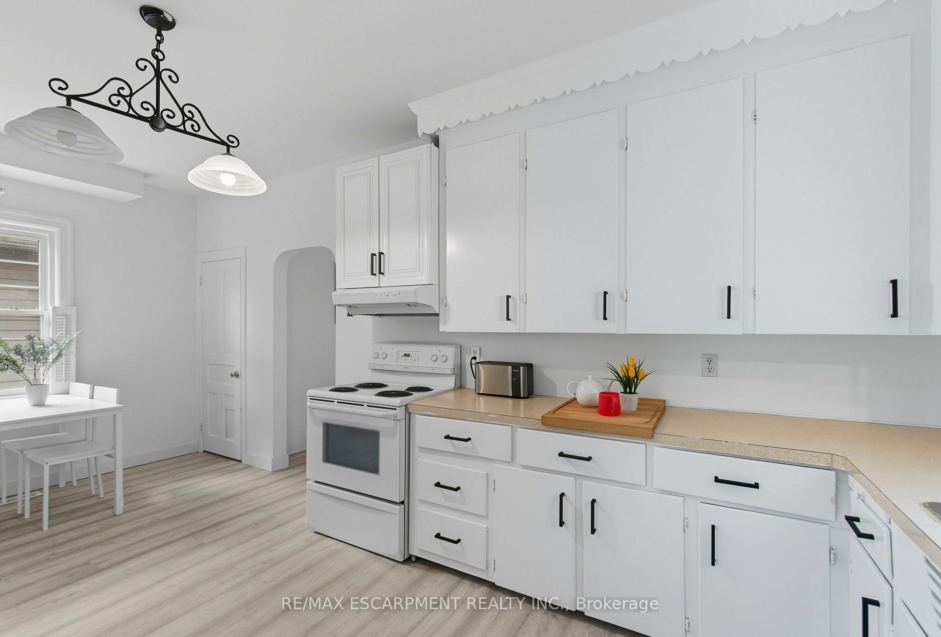Photo 13 of 157 East 5th Street, Hamilton, Centremount — HOMEH