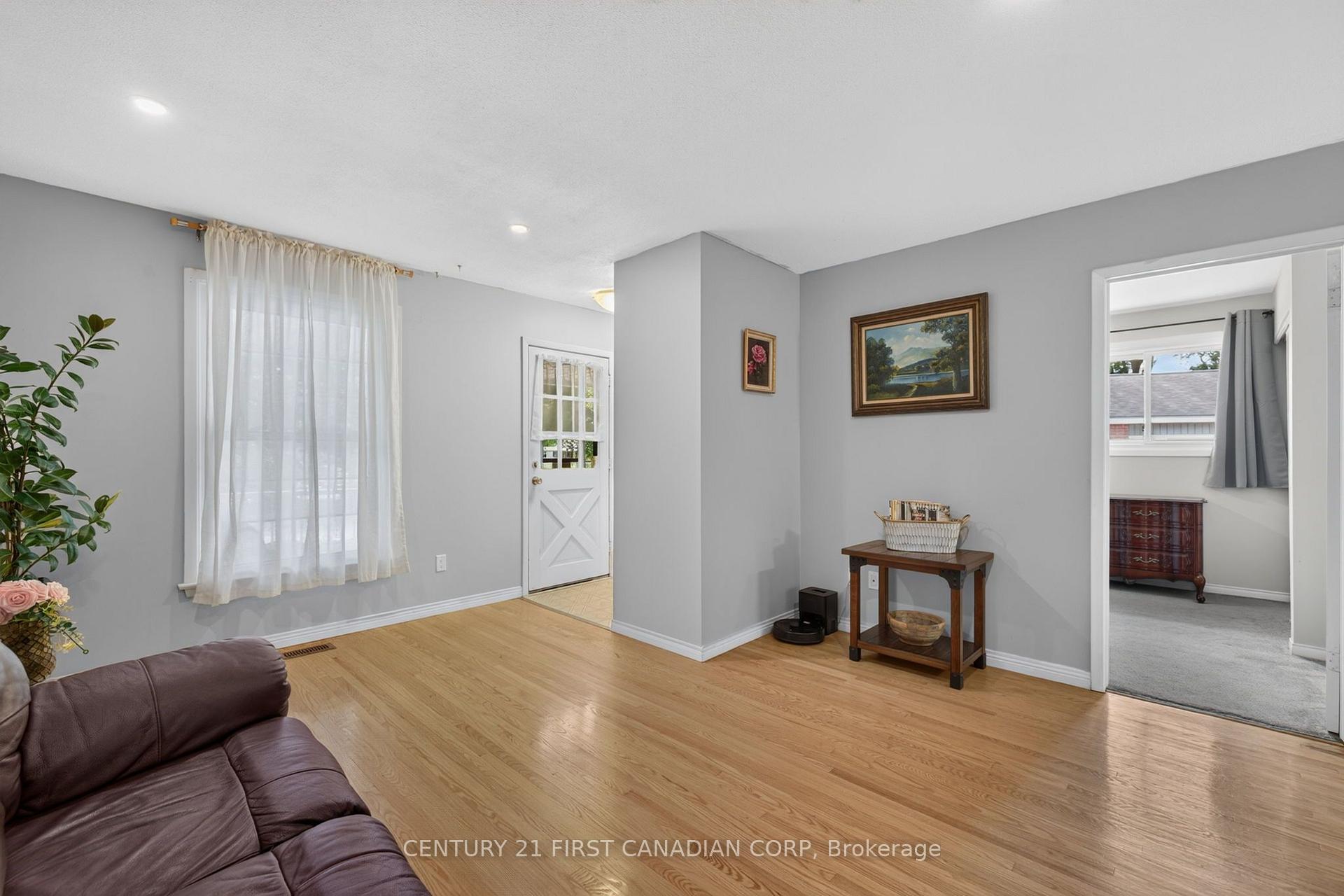Photo 5 of 11 Cornell Crescent, London, East I — HOMEH