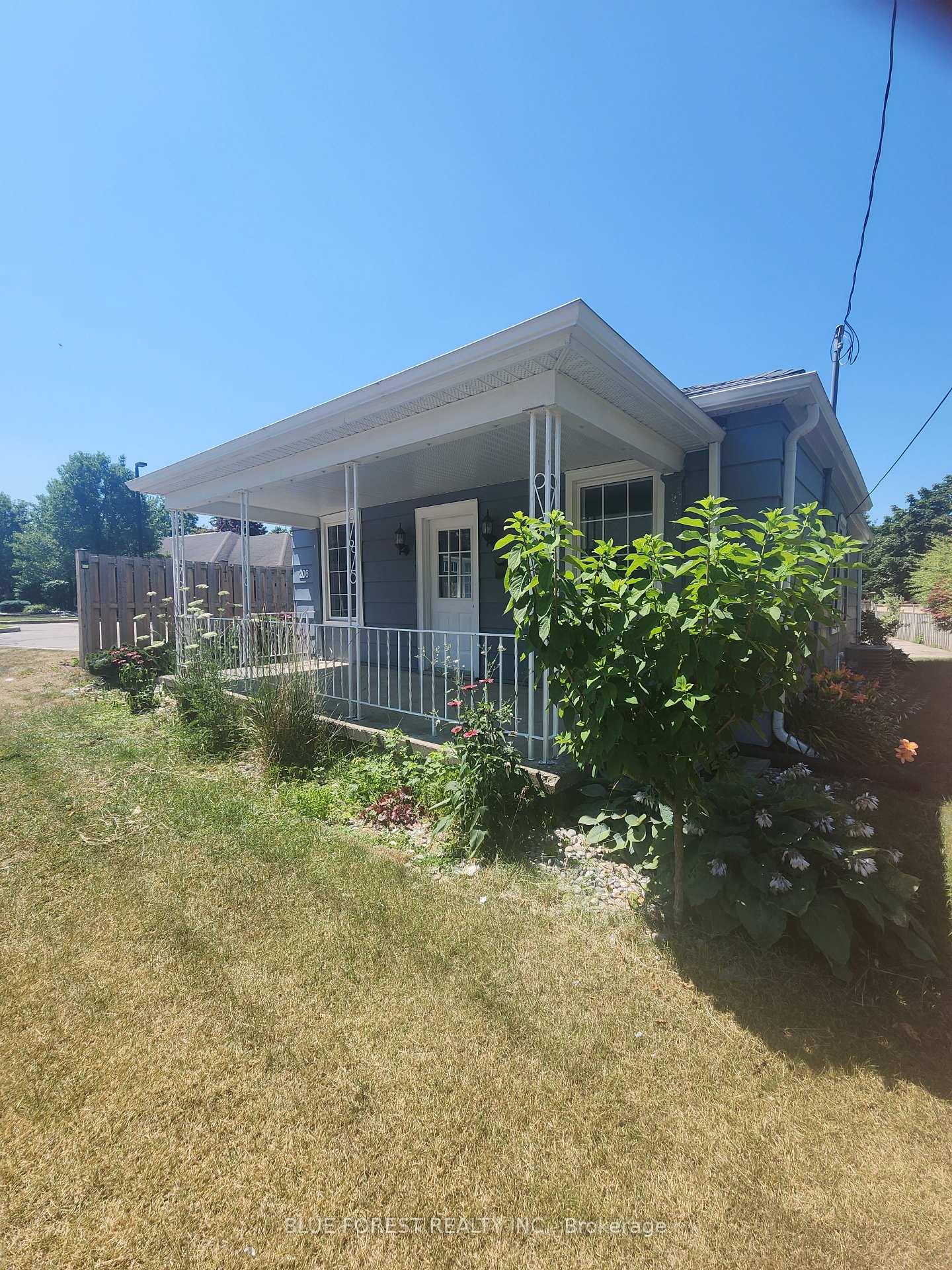 Front of 206 Caradoc Street S