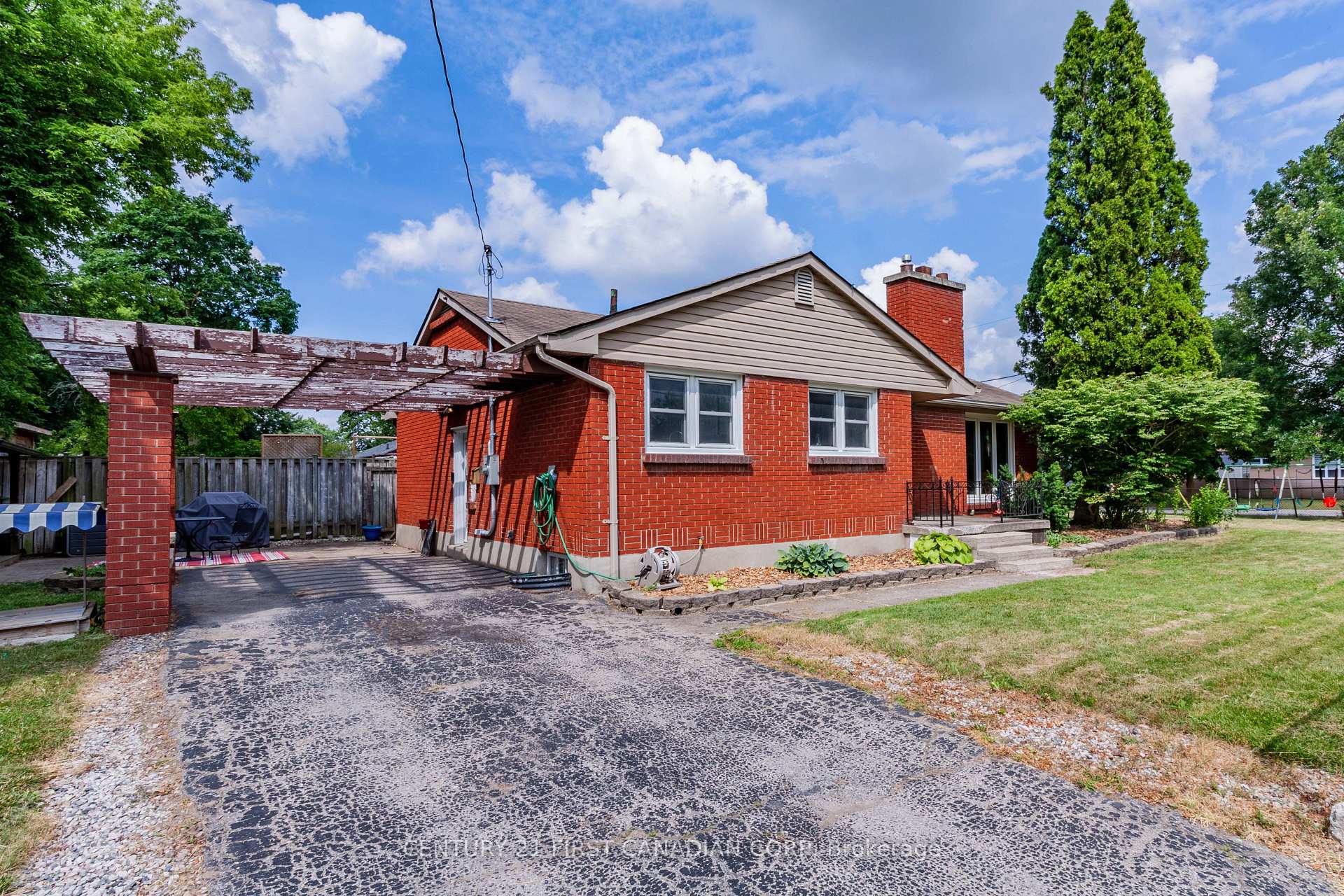 Front of 1721 Moffatt Avenue