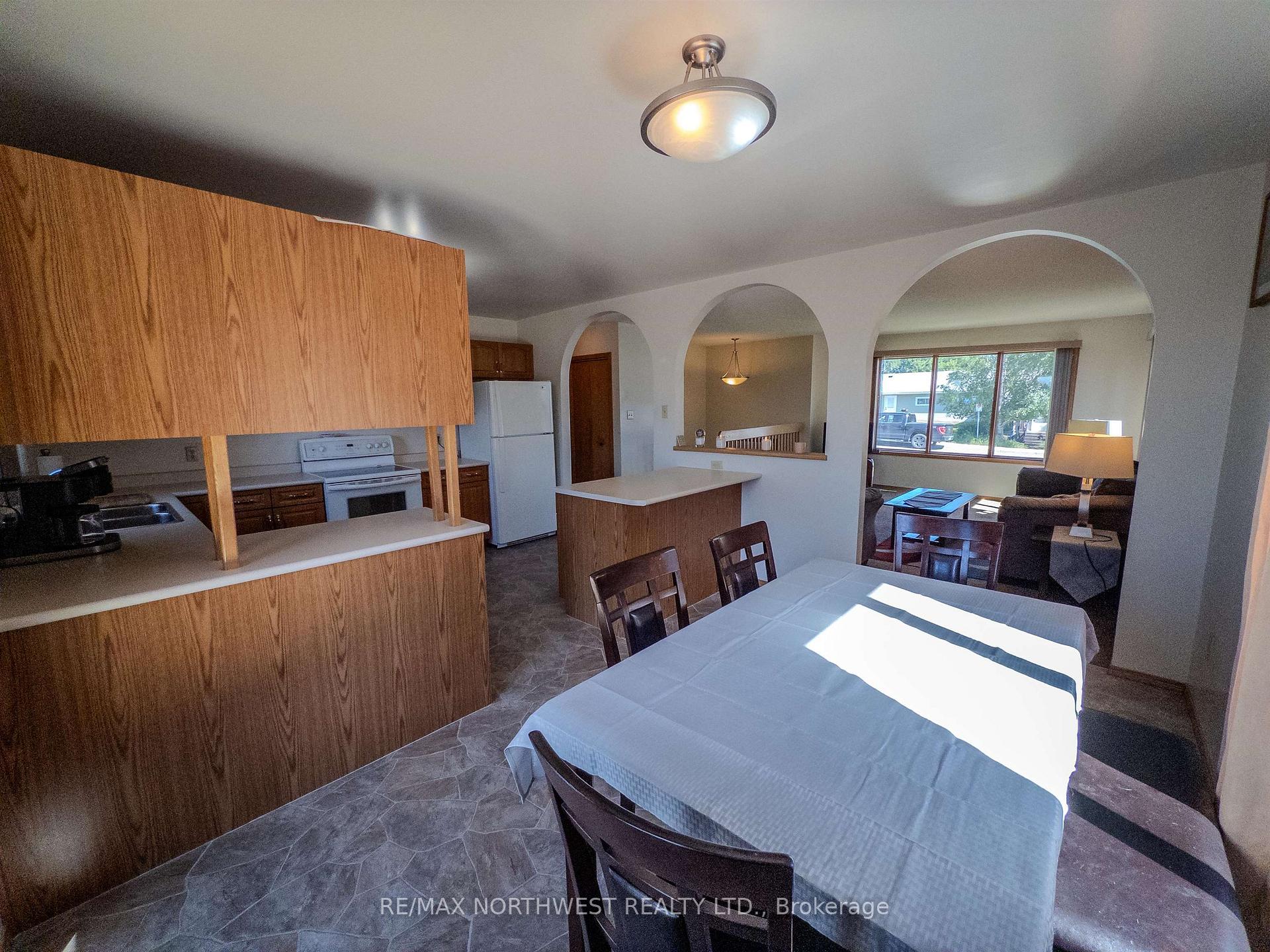 Photo 9 of 527 Second Street South, Kenora, Central — HOMEH