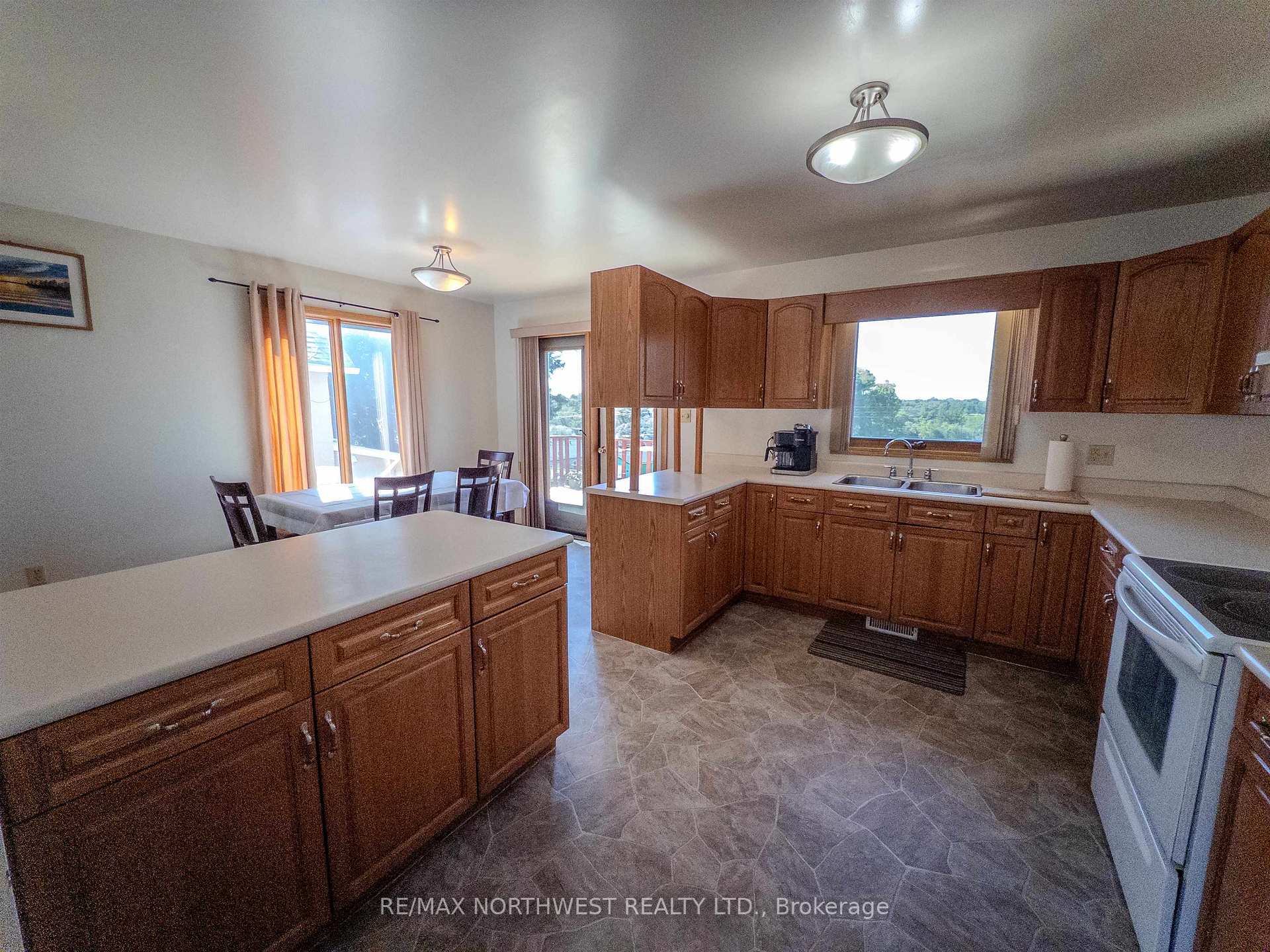 Photo 10 of 527 Second Street South, Kenora, Central — HOMEH