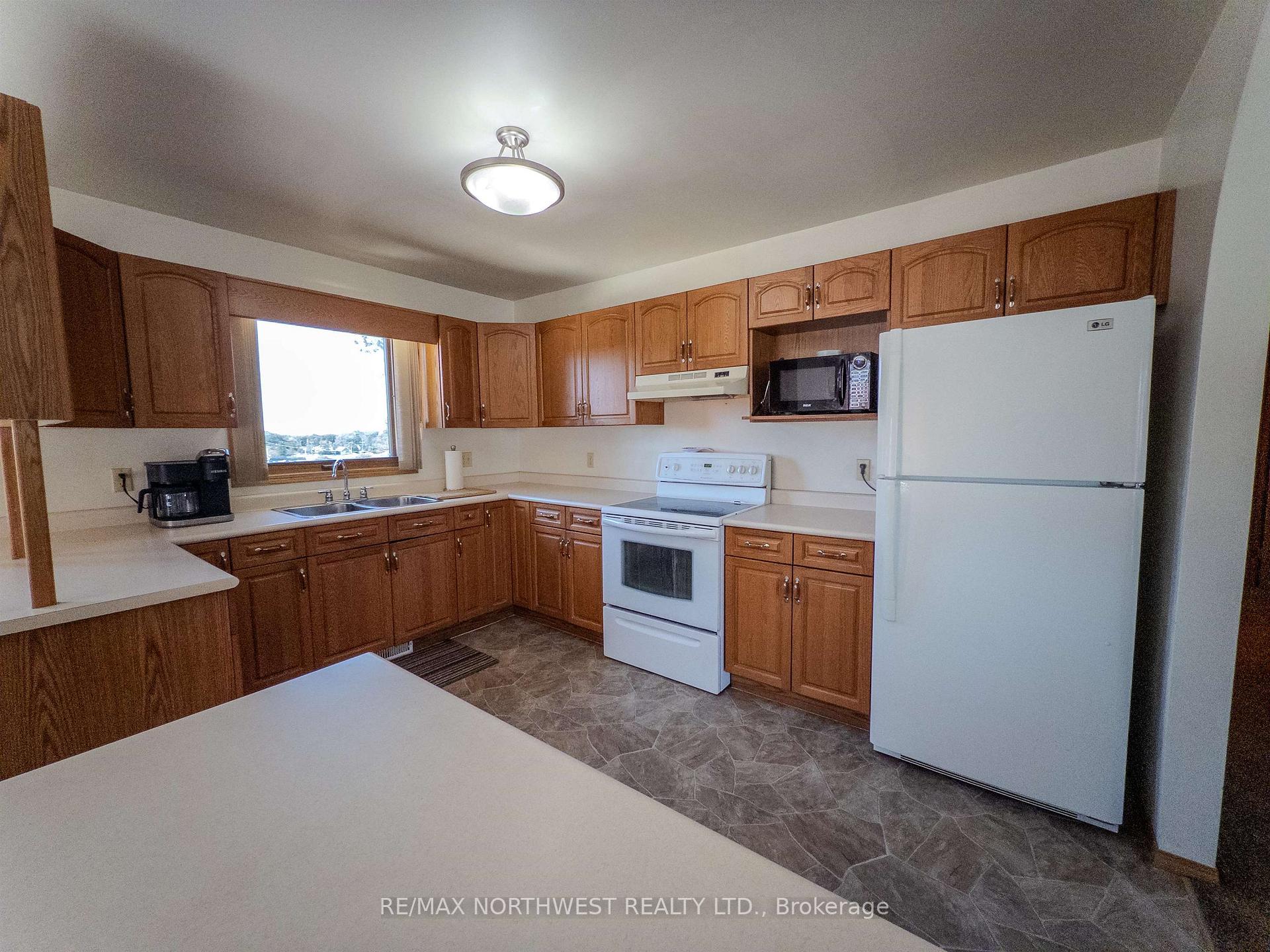 Photo 11 of 527 Second Street South, Kenora, Central — HOMEH