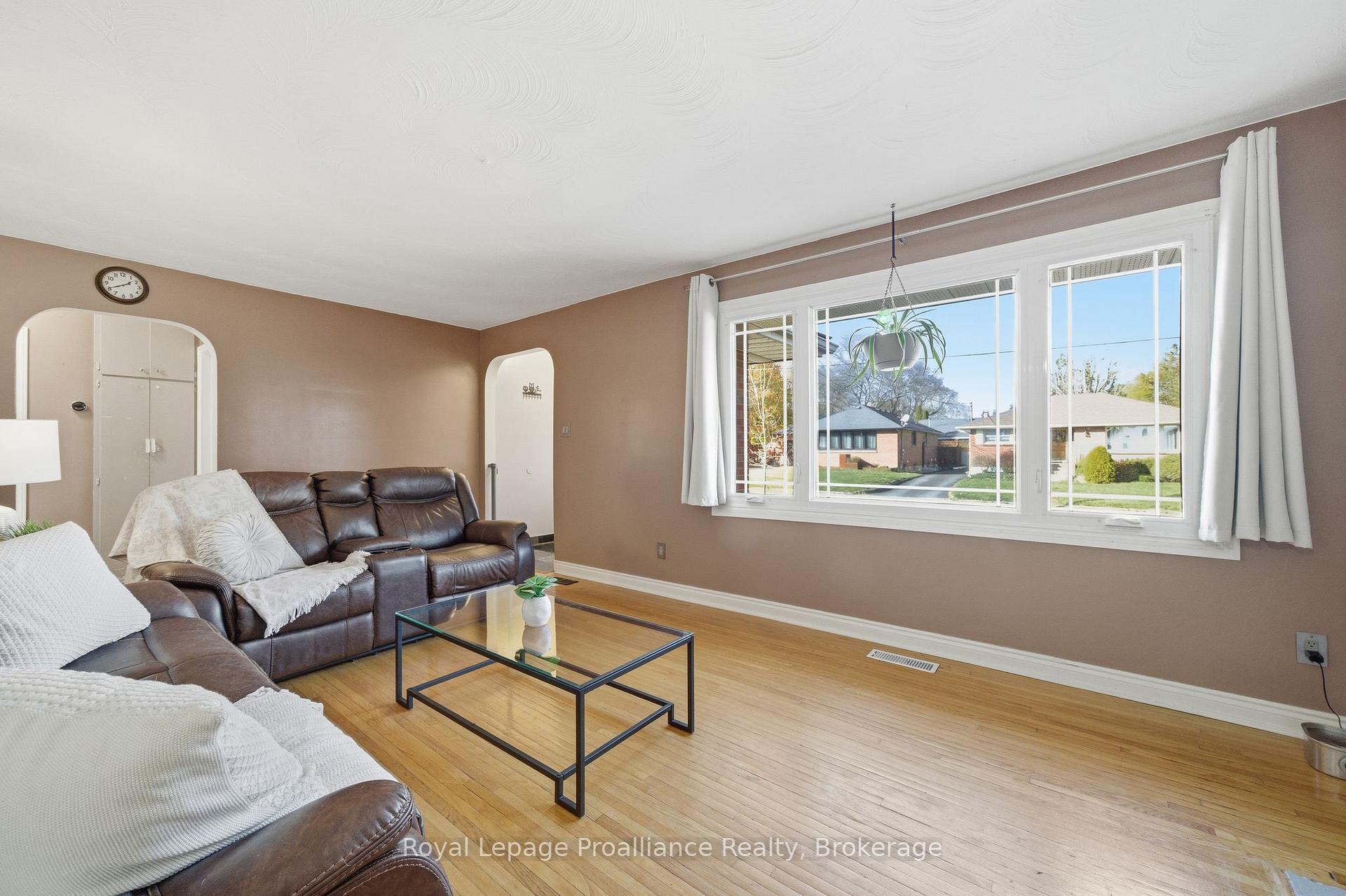 Photo 5 of 81 Crestview Avenue, Belleville, Belleville Ward — HOMEH