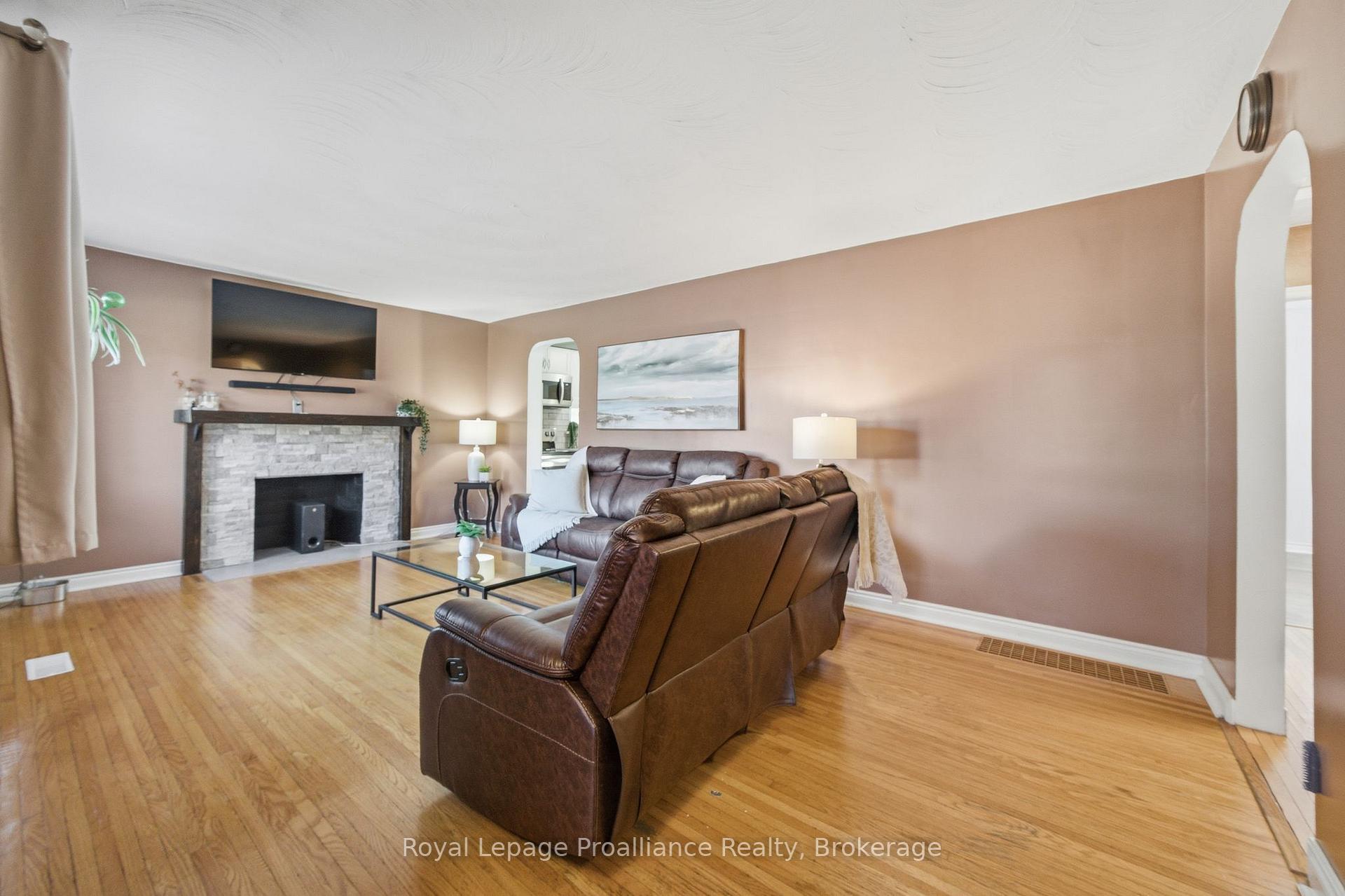 Photo 6 of 81 Crestview Avenue, Belleville, Belleville Ward — HOMEH