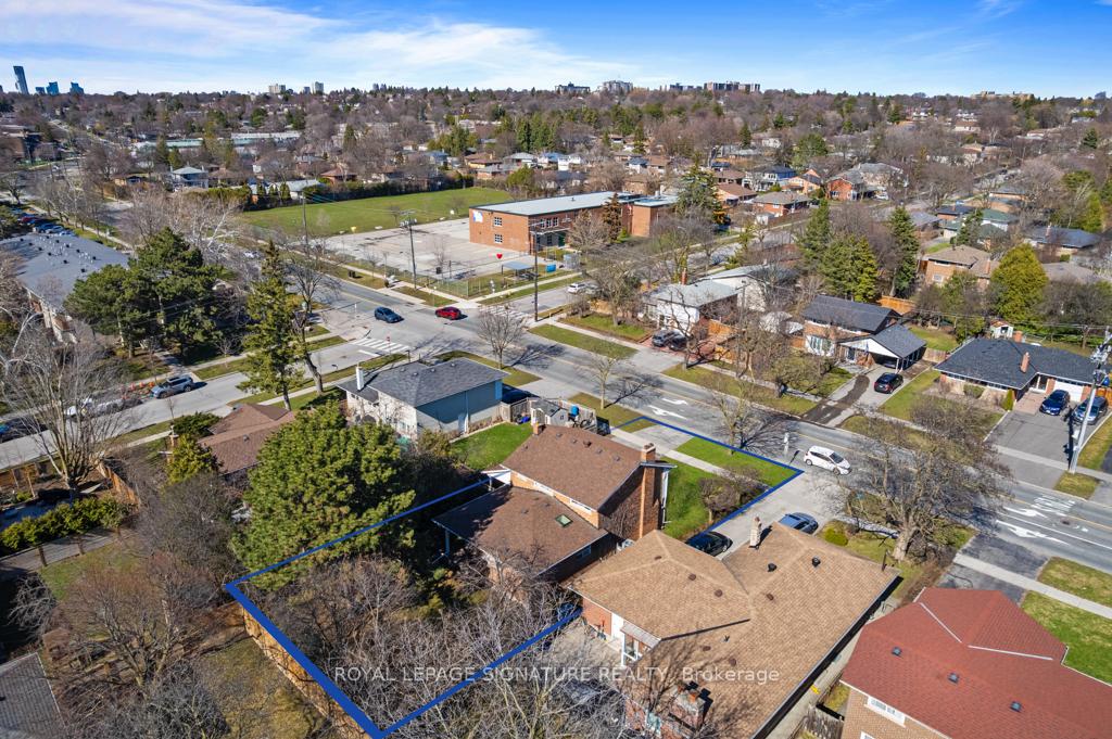 Photo 2 of 8 Underhill Drive, North York, Parkwoods-Donalda — HOMEH