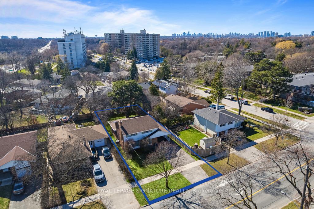 Photo 3 of 8 Underhill Drive, North York, Parkwoods-Donalda — HOMEH