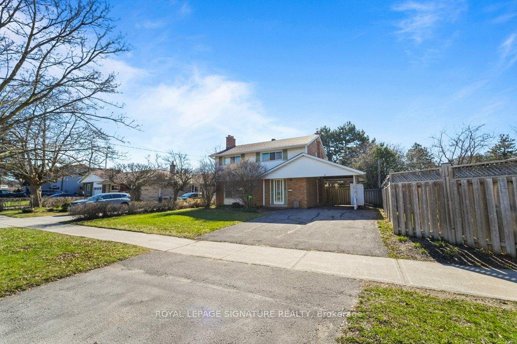 Photo 5 of 8 Underhill Drive, North York, Parkwoods-Donalda — HOMEH