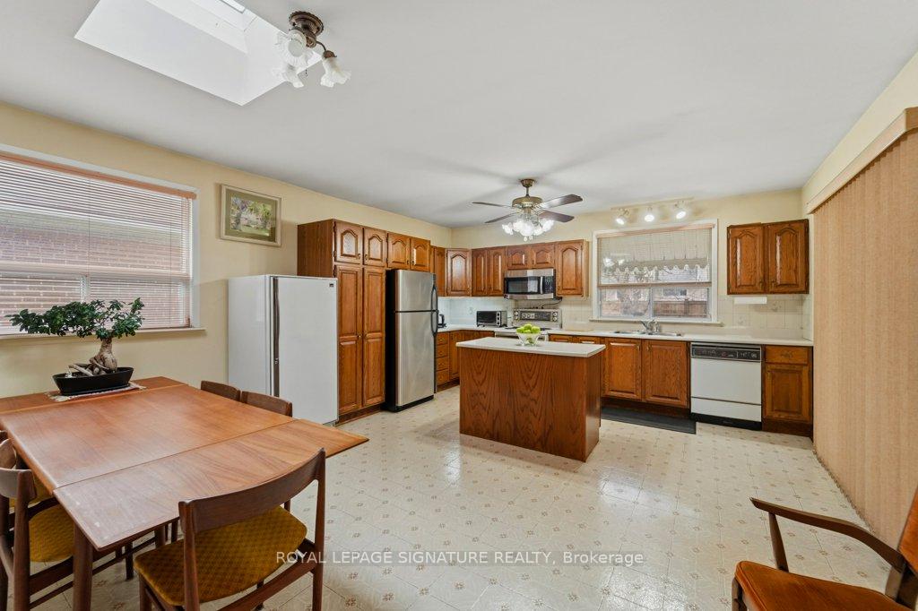 Photo 16 of 8 Underhill Drive, North York, Parkwoods-Donalda — HOMEH