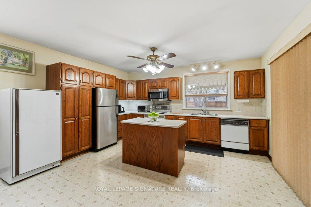 Photo 17 of 8 Underhill Drive, North York, Parkwoods-Donalda — HOMEH