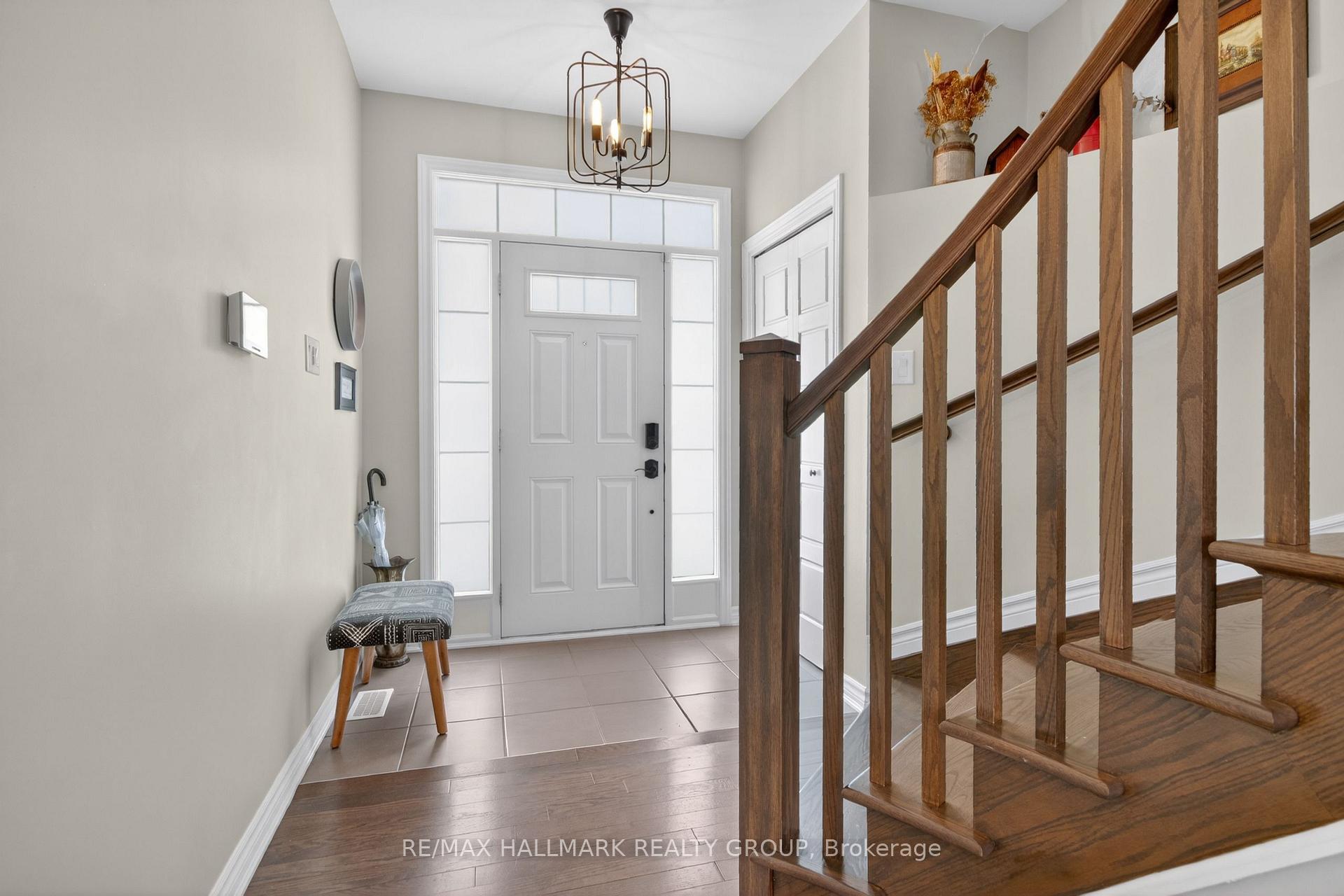 Photo 2 of 33 Summitview Drive, Ottawa, Kanata - Emerald Meadows/Trailwest — HOMEH