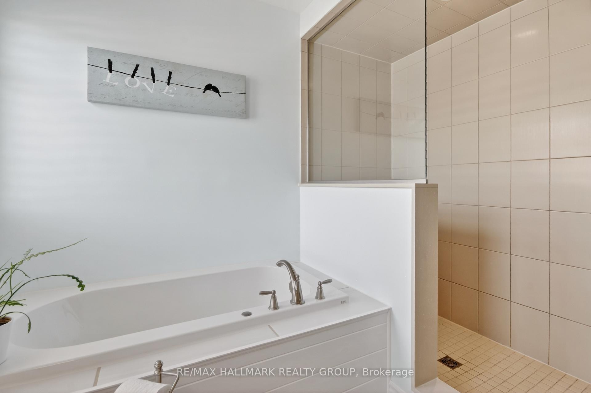 Photo 17 of 33 Summitview Drive, Ottawa, Kanata - Emerald Meadows/Trailwest — HOMEH
