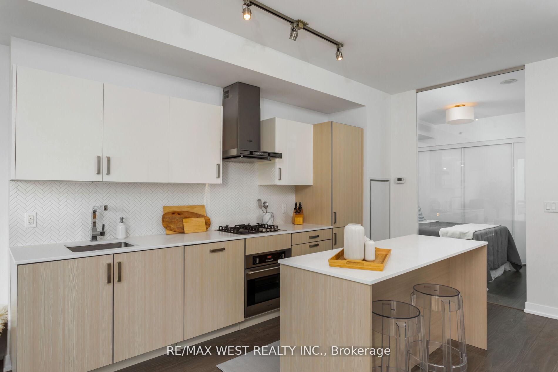 Photo 7 of Unit 603, 36 Howard Park Avenue, Toronto, Roncesvalles — HOMEH