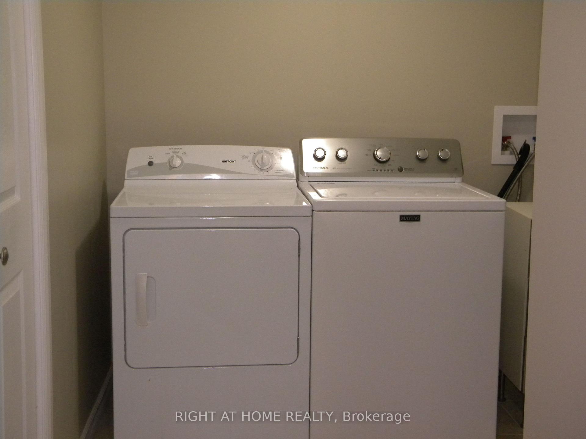 Photo 4 of Unit B, 42 Westminster Circle, Barrie, Innis-Shore — HOMEH