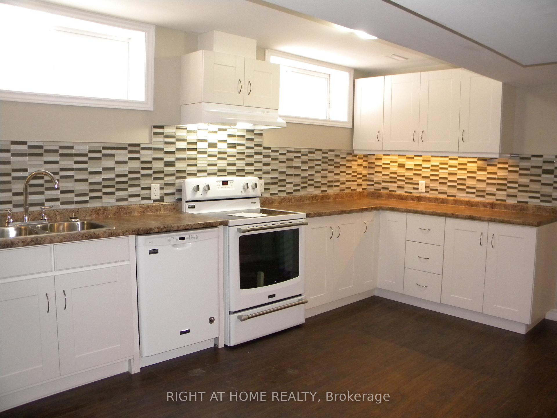 Photo 5 of Unit B, 42 Westminster Circle, Barrie, Innis-Shore — HOMEH