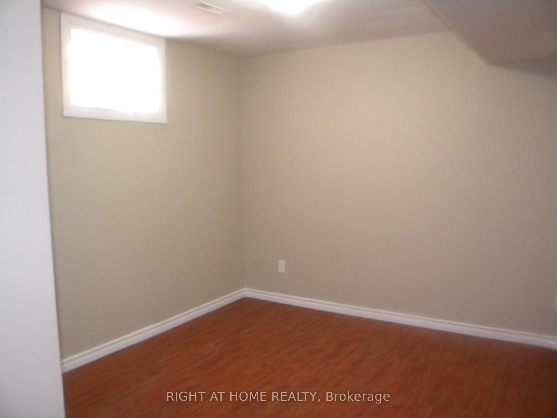 Photo 10 of Unit B, 42 Westminster Circle, Barrie, Innis-Shore — HOMEH