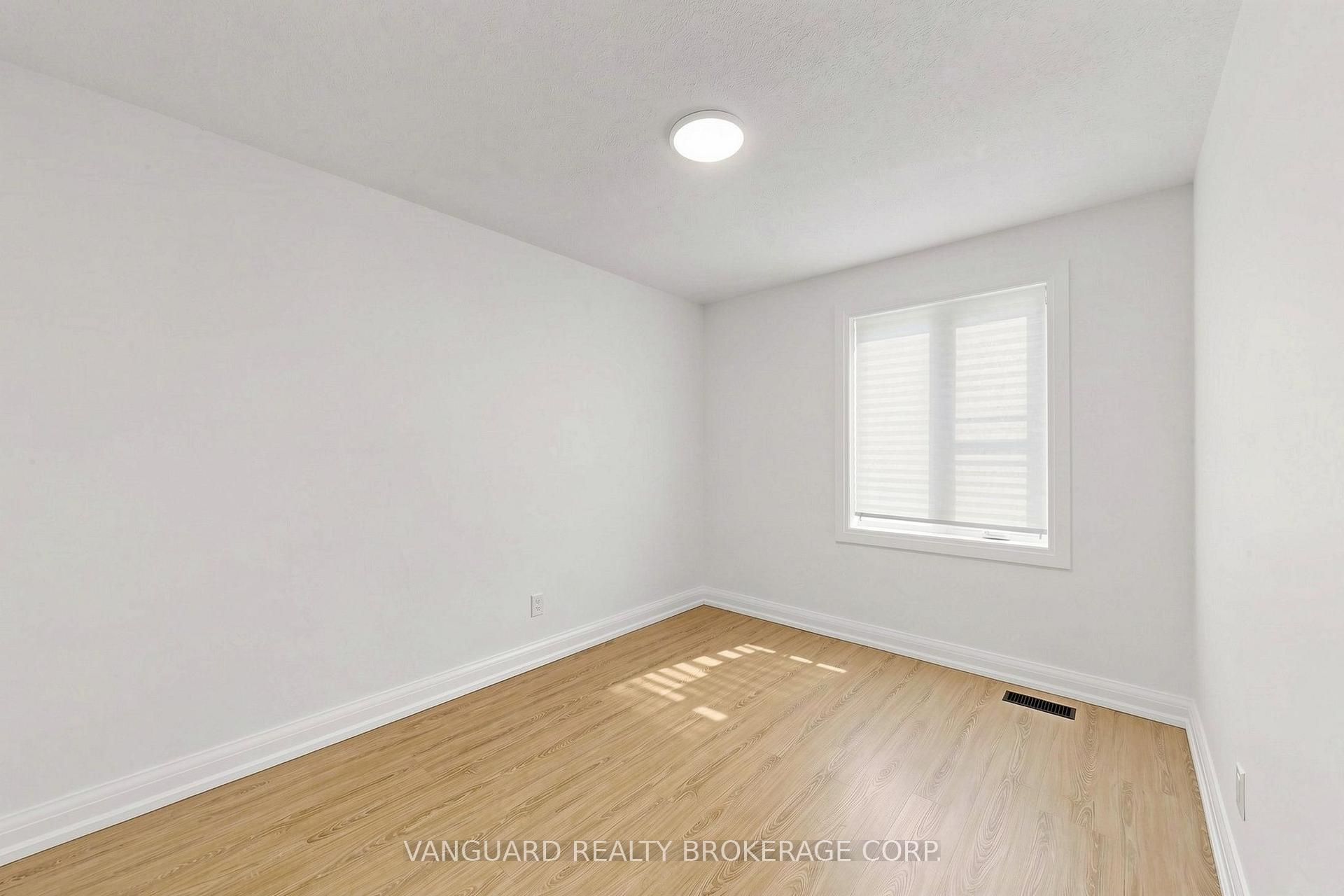 Photo 18 of 22 Nash Drive, North York, Downsview-Roding-CFB — HOMEH
