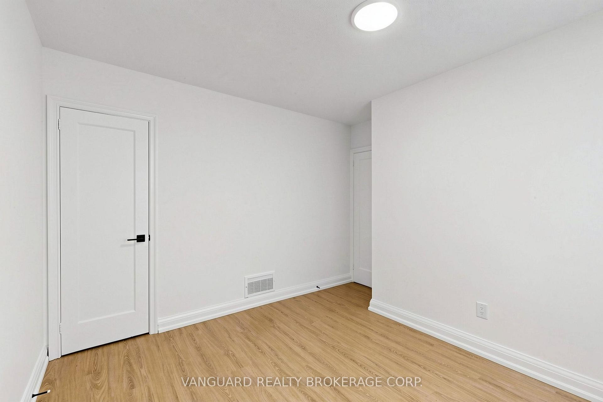 Photo 23 of 22 Nash Drive, North York, Downsview-Roding-CFB — HOMEH