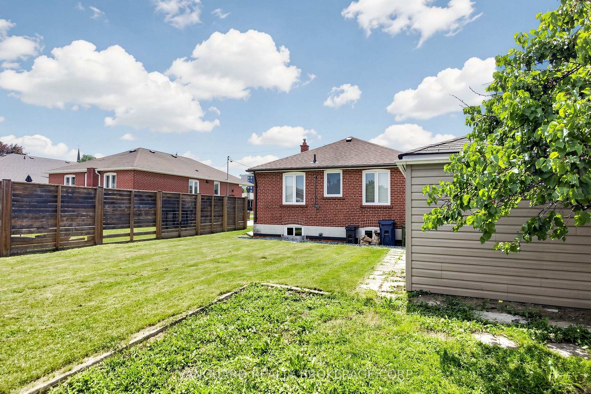 Photo 32 of 22 Nash Drive, North York, Downsview-Roding-CFB — HOMEH