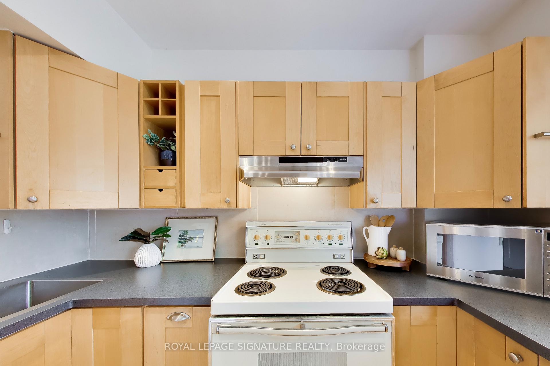 Photo 8 of 2102 Gerrard Street E, Toronto, East End-Danforth — HOMEH