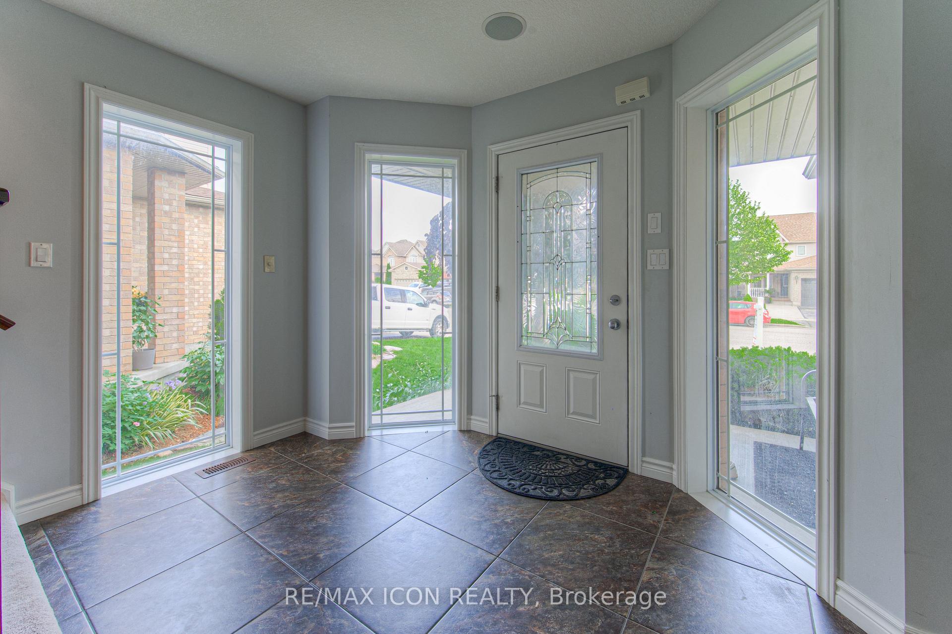 Photo 4 of 139 Pebblecreek Drive, Kitchener, Grand River South — HOMEH