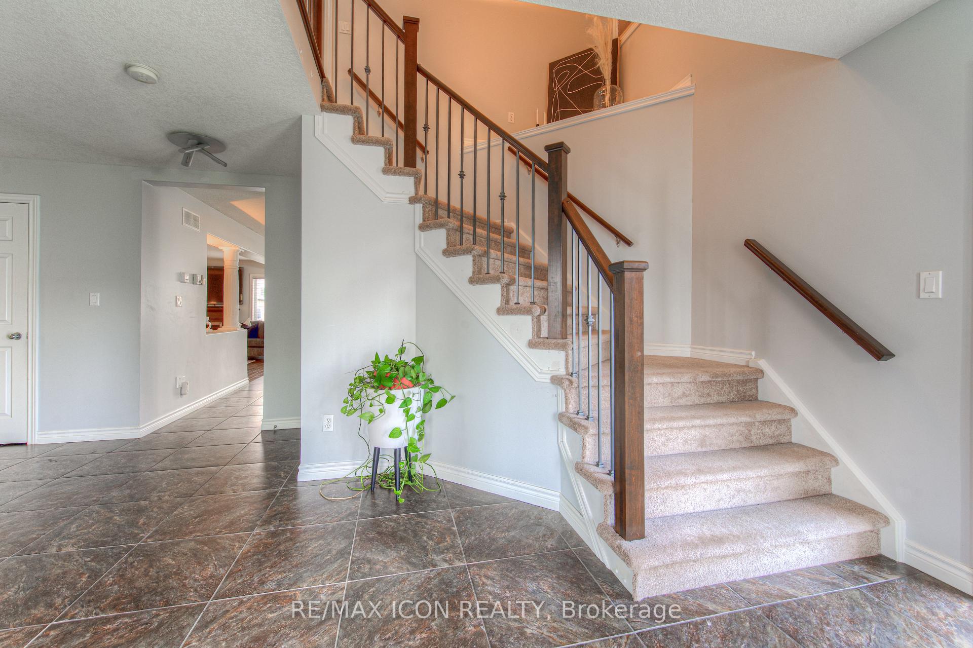 Photo 5 of 139 Pebblecreek Drive, Kitchener, Grand River South — HOMEH