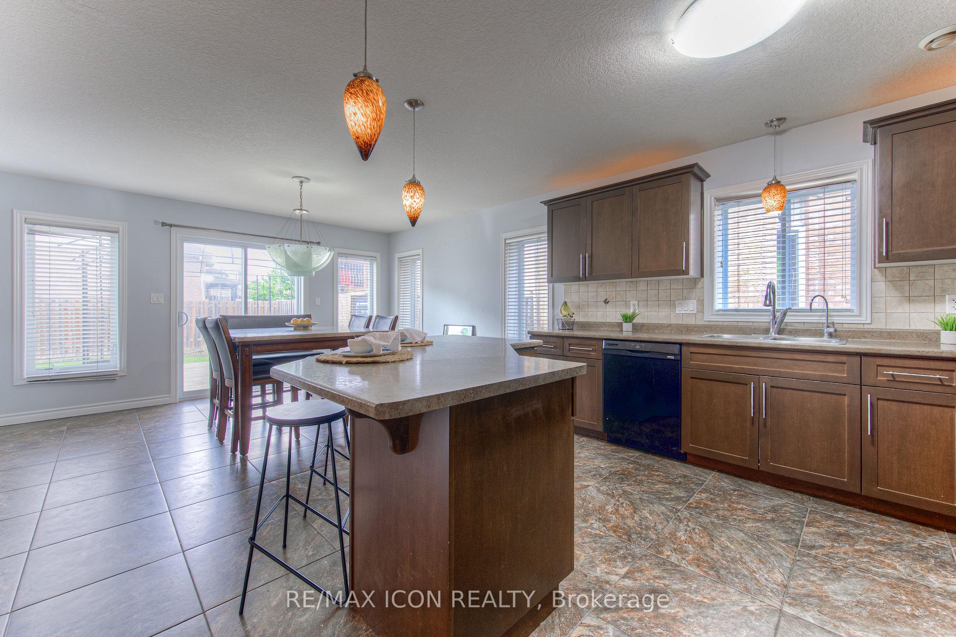 Photo 9 of 139 Pebblecreek Drive, Kitchener, Grand River South — HOMEH