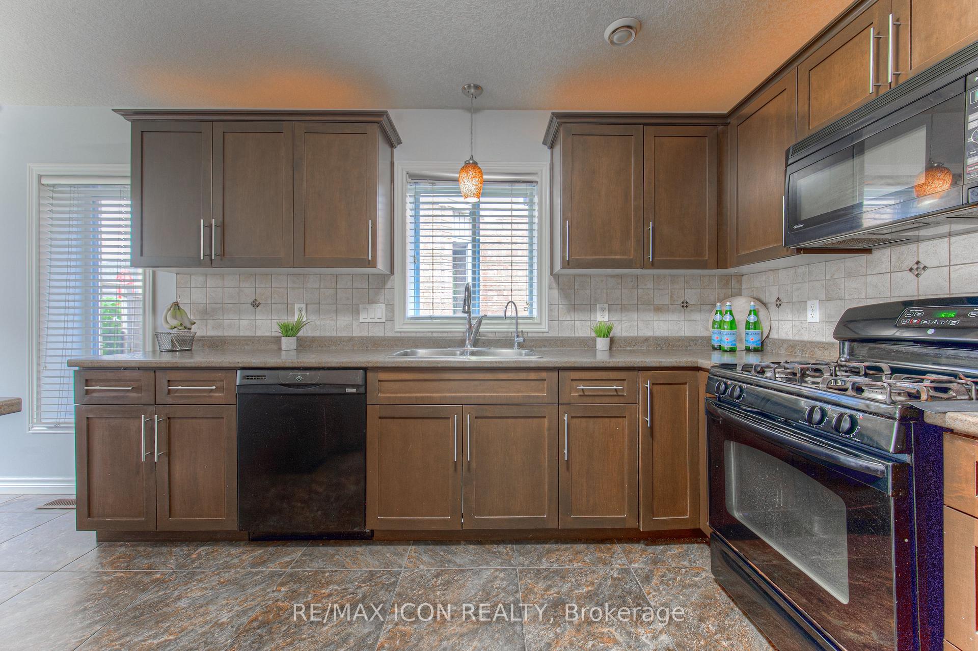Photo 10 of 139 Pebblecreek Drive, Kitchener, Grand River South — HOMEH