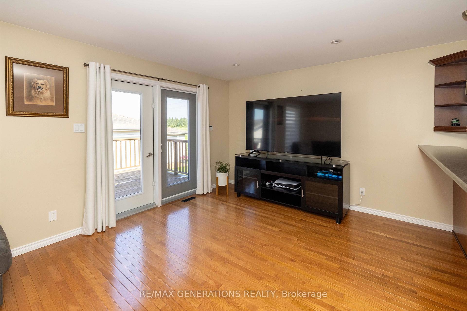 Photo 3 of 107 Reindeer Avenue, Thunder Bay, Parkdale — HOMEH