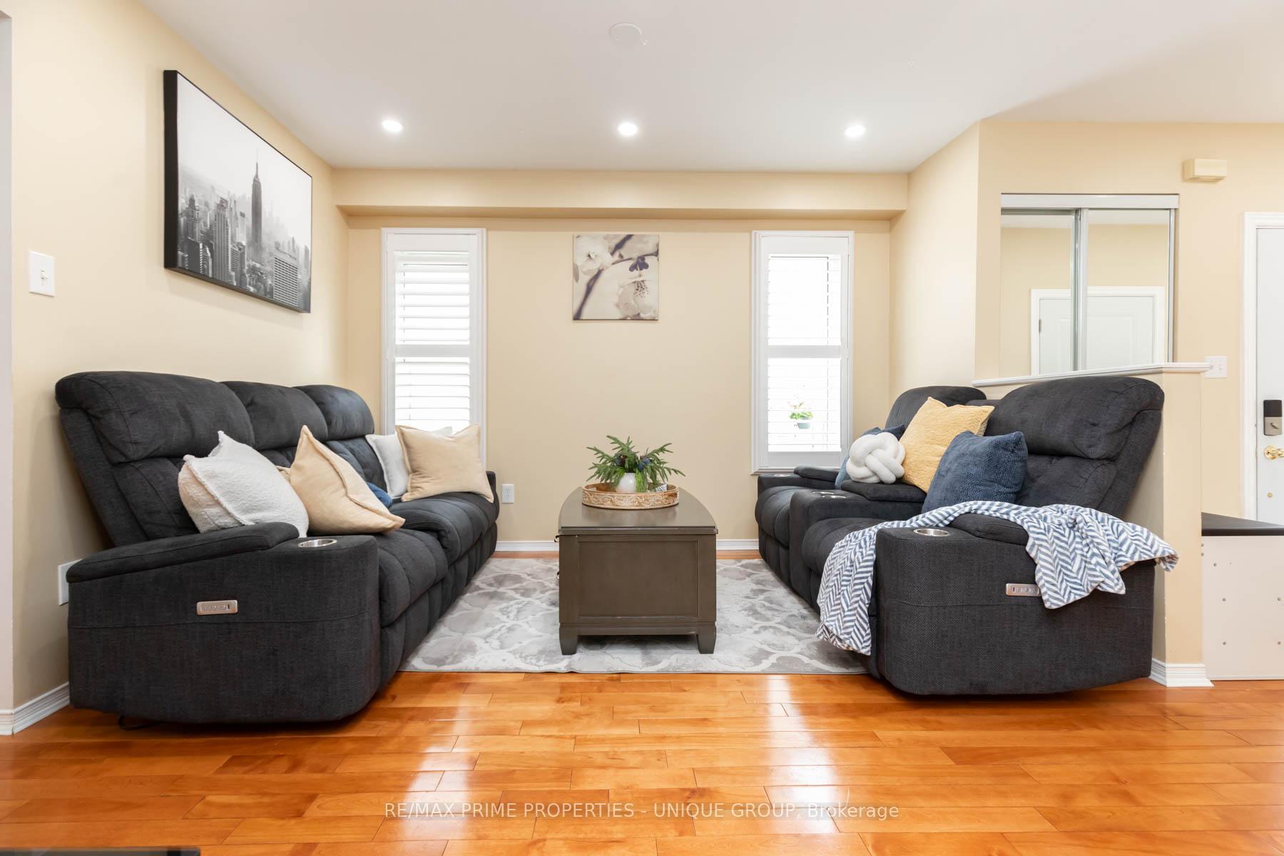 Photo 2 of 25 Pine Gate Place, Whitby, Williamsburg — HOMEH